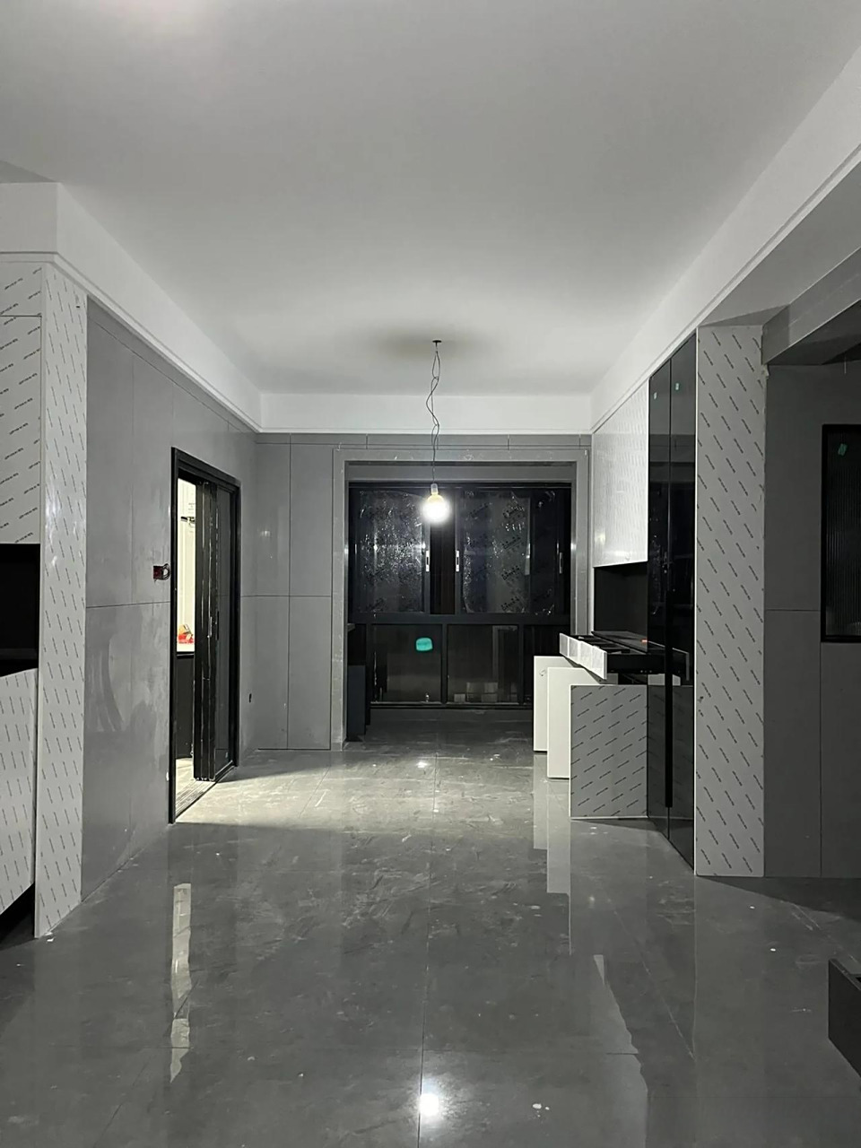 但是当瓷砖铺地好之后,加上地面也是灰色瓷砖,整体看起来有点灰,亮度