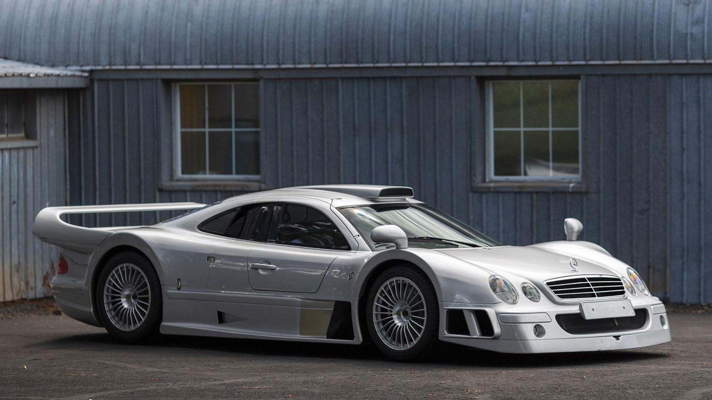 clk gtr 的底盘是一个碳纤维单体壳,与铝蜂窝框架相配,发动机采用m120
