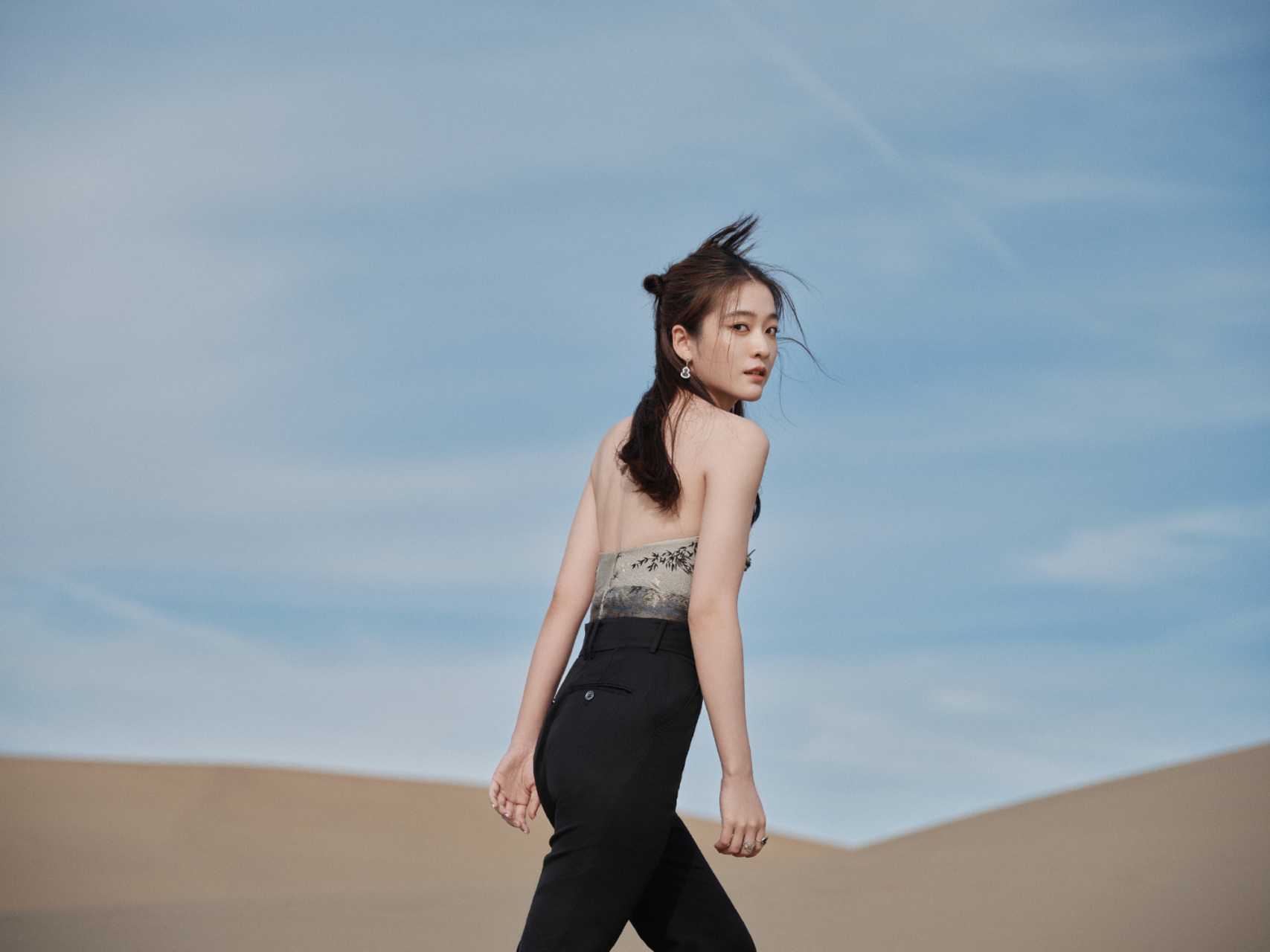 张雪迎抹胸裙沙漠大片