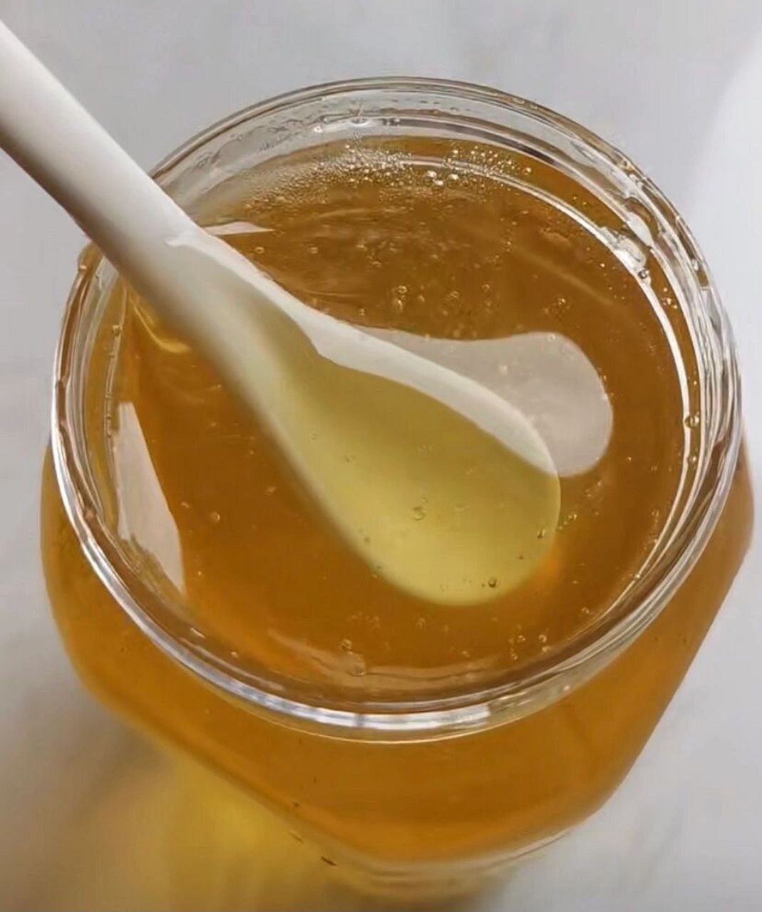 蜂蜜保质期过期半年还能吃吗(蜂蜜保质期过期半年还能吃吗有毒吗)