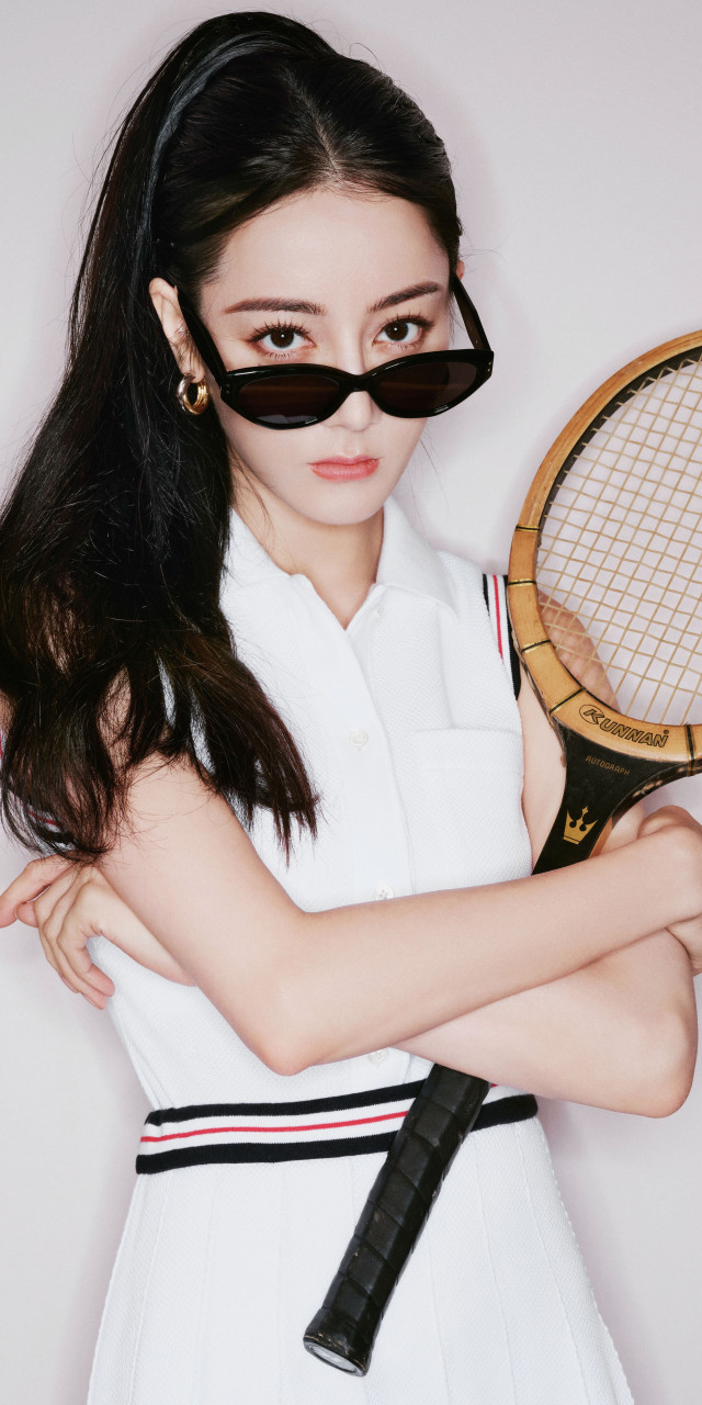 迪丽热巴纯白色运动套装穿搭造型,满满元气值,甜美可人