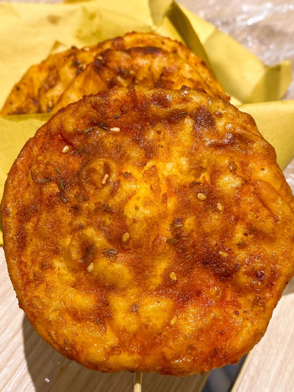 刷的酱汁好香 去逛小吃街的时候发现李村竟然有肇东烤饼啦 这酱汁的