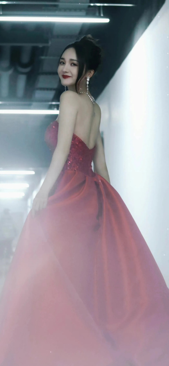 靳梦佳,红唇吊带裙