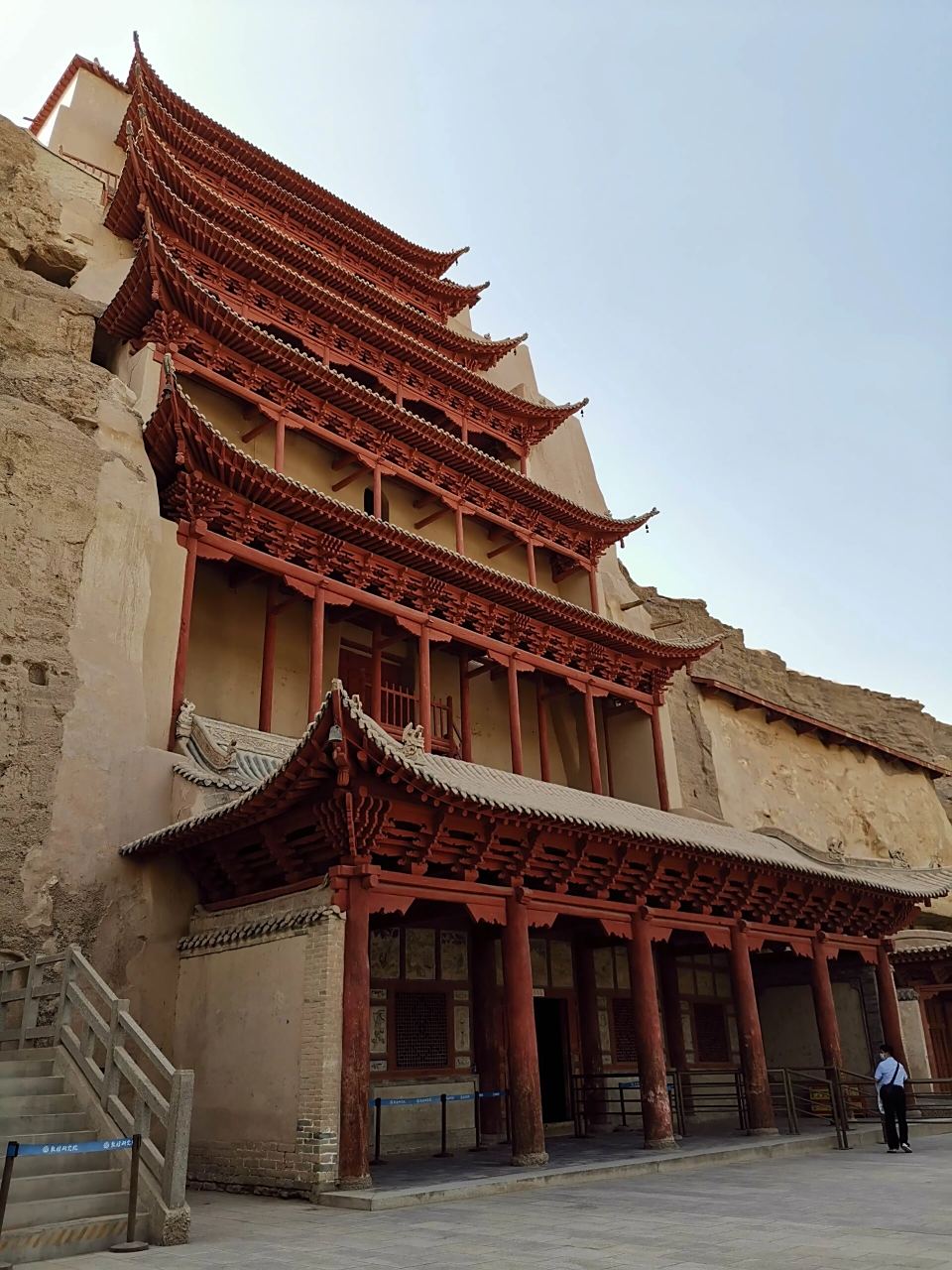 莫高窟96窟 应急票第一个洞窟 敦煌莫高窟第96窟的建筑为九层楼,因其