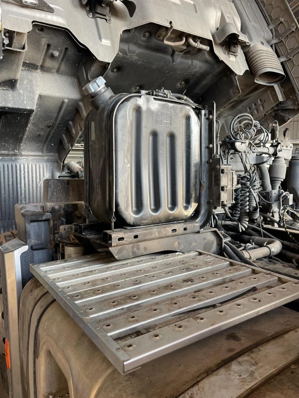 创虎 改装400升油箱.