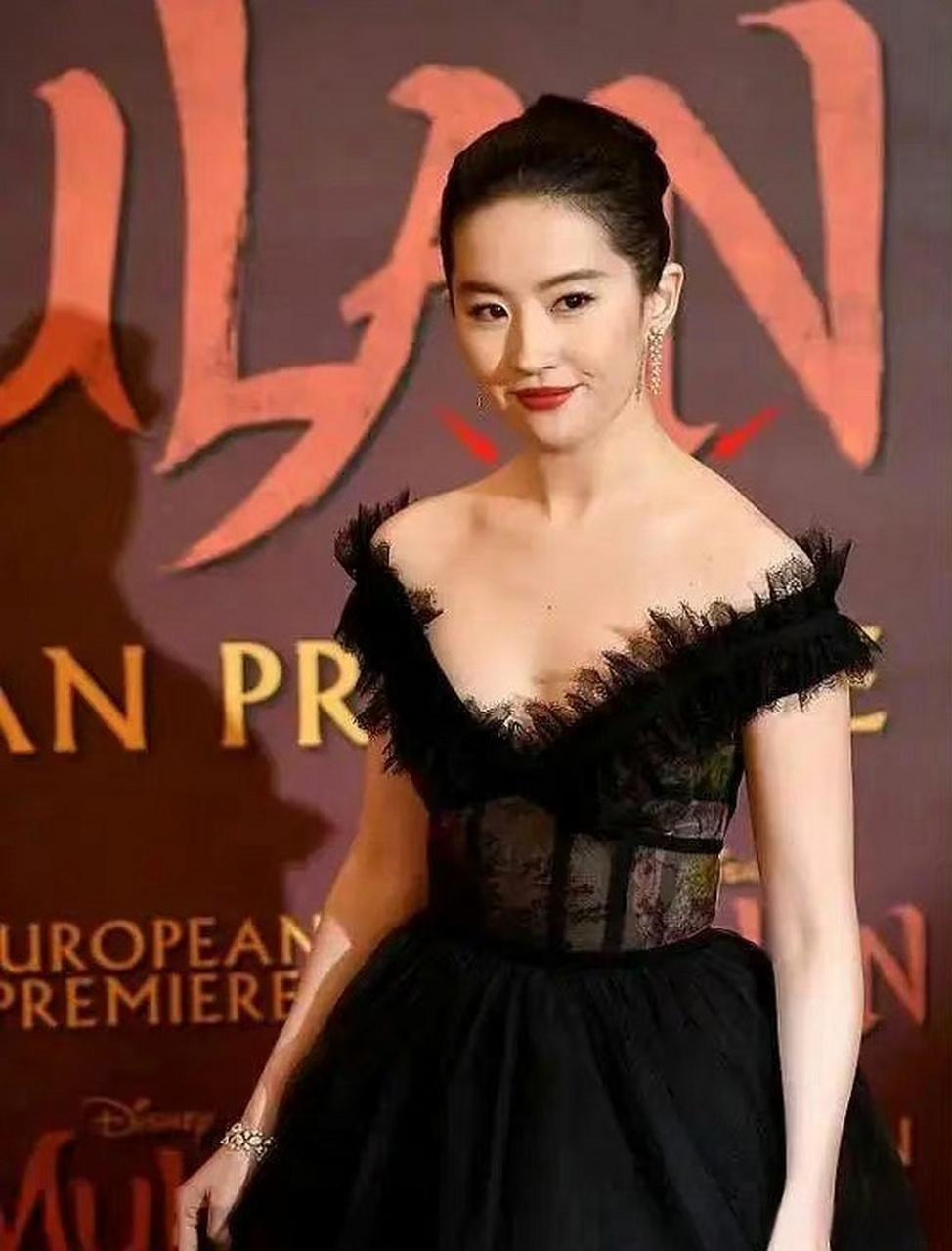 女明星们体态让人堪忧:驼背,脖子前倾