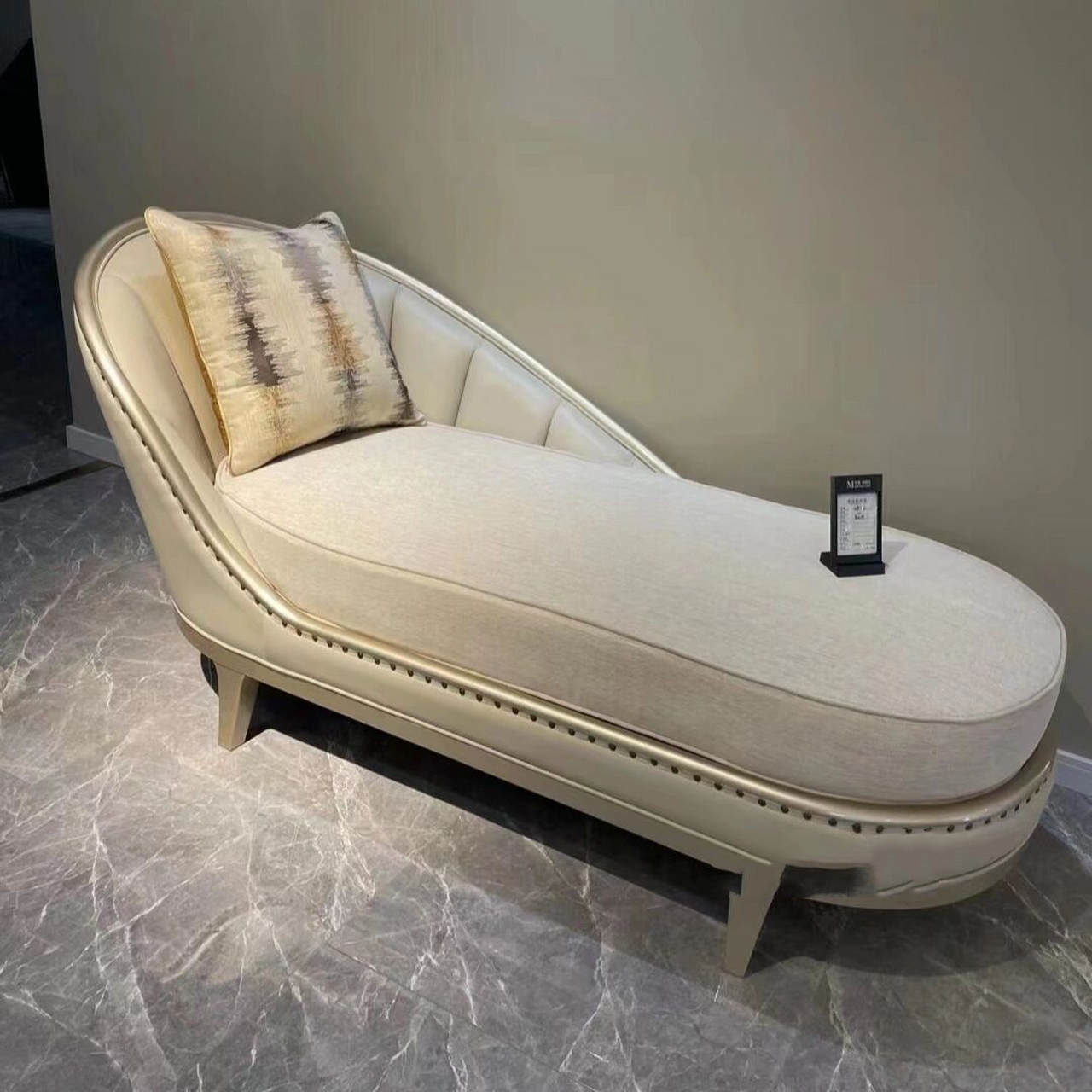 你需要一款这样的贵妃榻,高级又实用 这款贵妃榻放床尾,可以当床尾凳