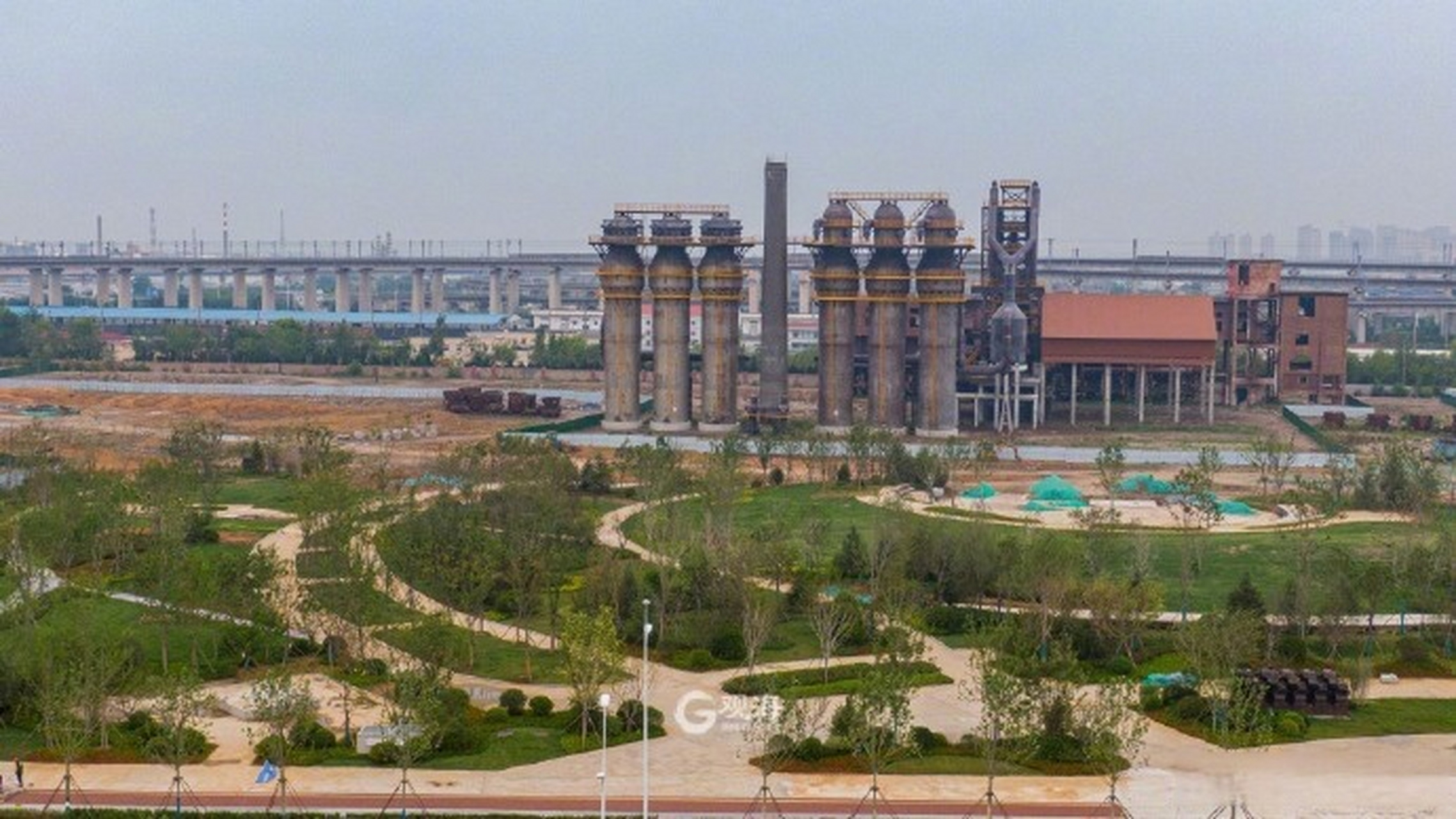 【高炉,烟囱……青钢遗址公园满屏旧日"工业风"】近日,青钢遗址公园