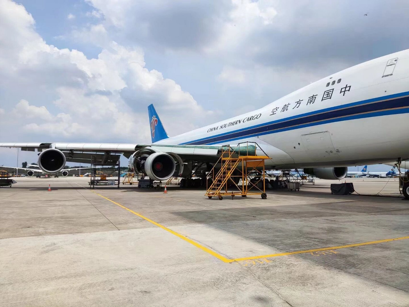 图二a380与b747 	 今天大g三期机库正式开张