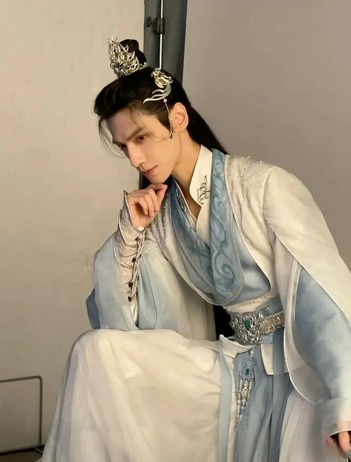 的古装男帅气古装男古代男明星图片大全集罗云熙帅气图片罗云熙扇子