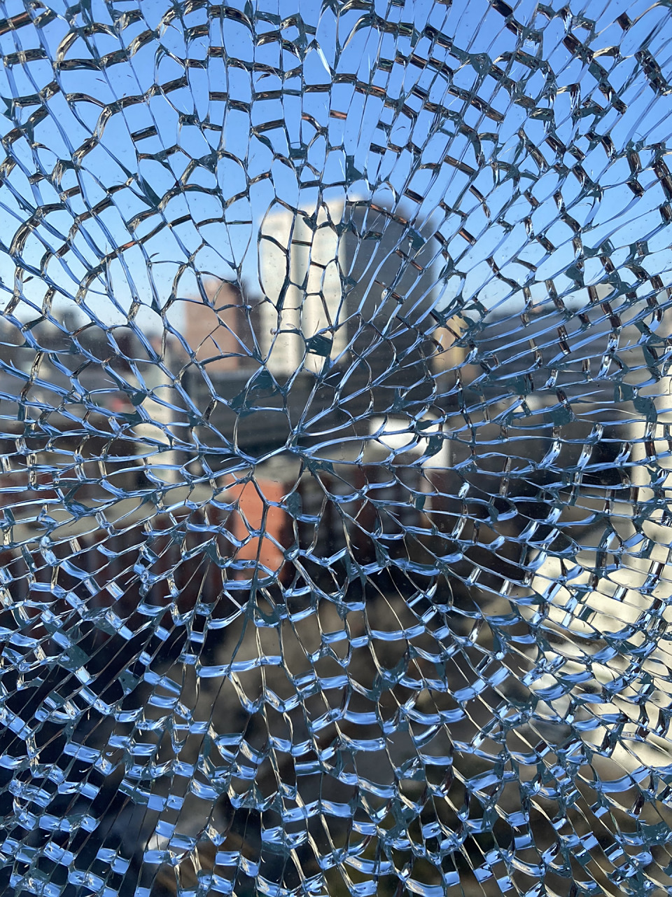 大年初三 玻璃自爆了 21年10月安装的大窗户 安装时可费劲了 视野超好