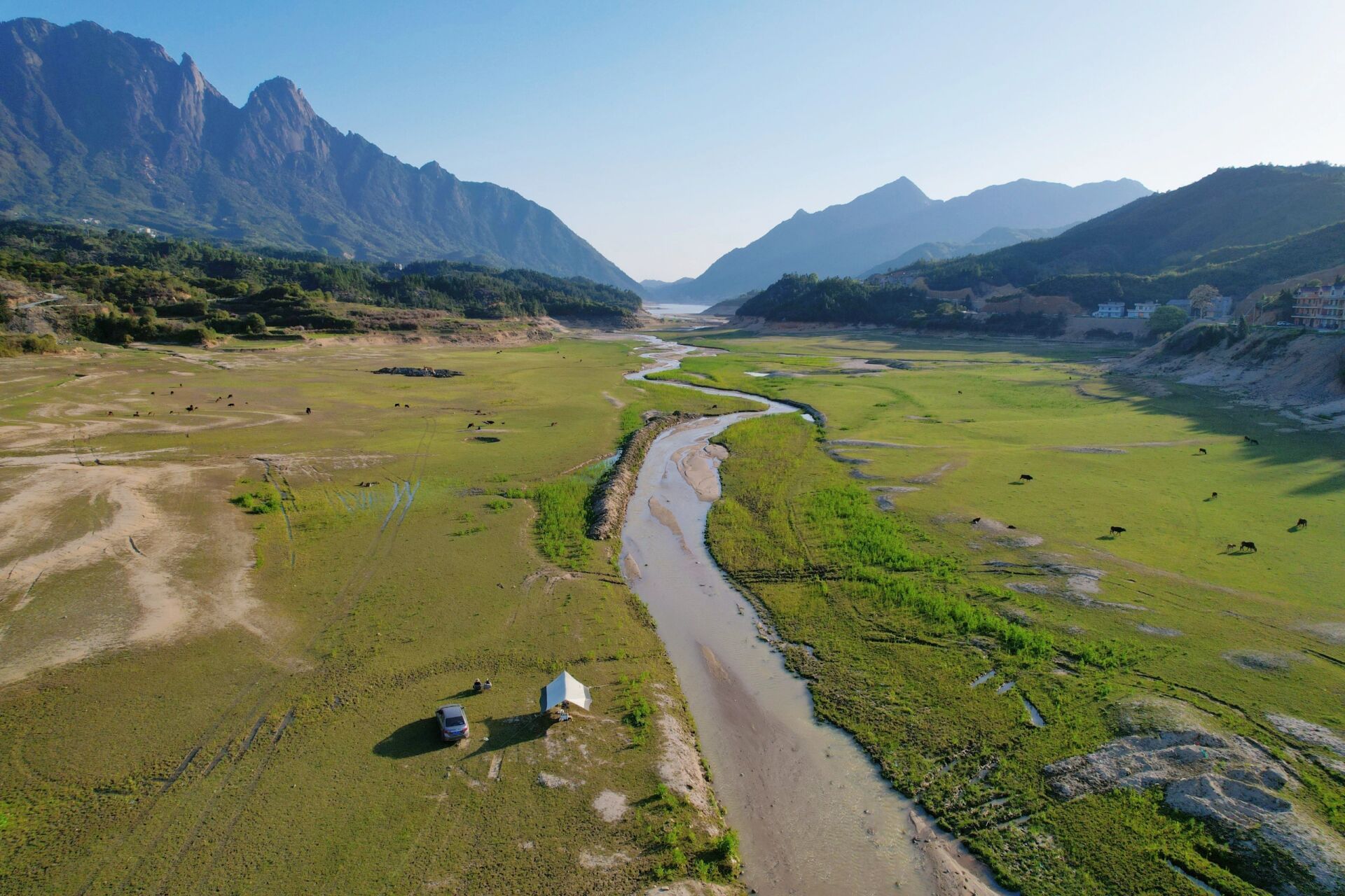 灵山脚下的青青草原 没有花海的茗洋关水库 就像一片被人遗忘的失落