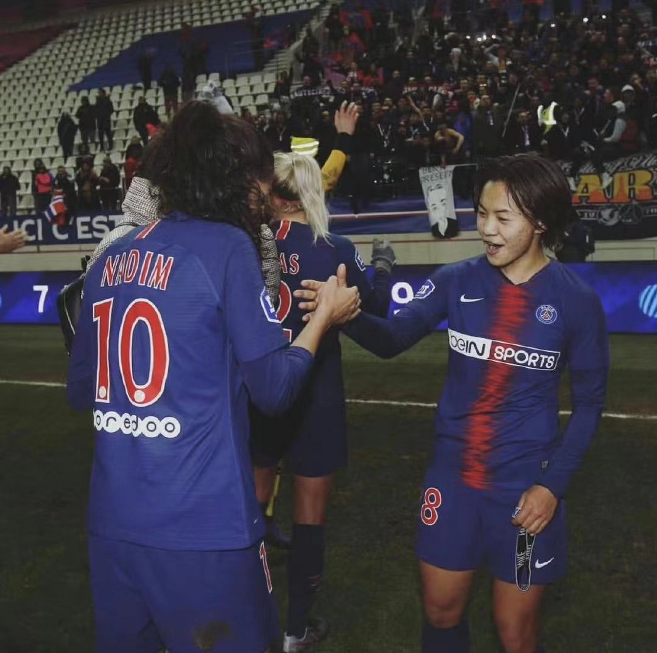 【好姐妹】王霜进球后与丹麦国脚nadia nadim一起庆祝,两人此前在巴黎
