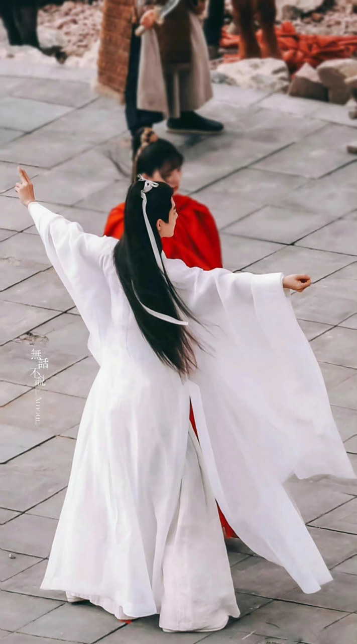 玉骨遥#肖战《玉骨遥》时影路透都好仙啊,尤其是那几张背影照