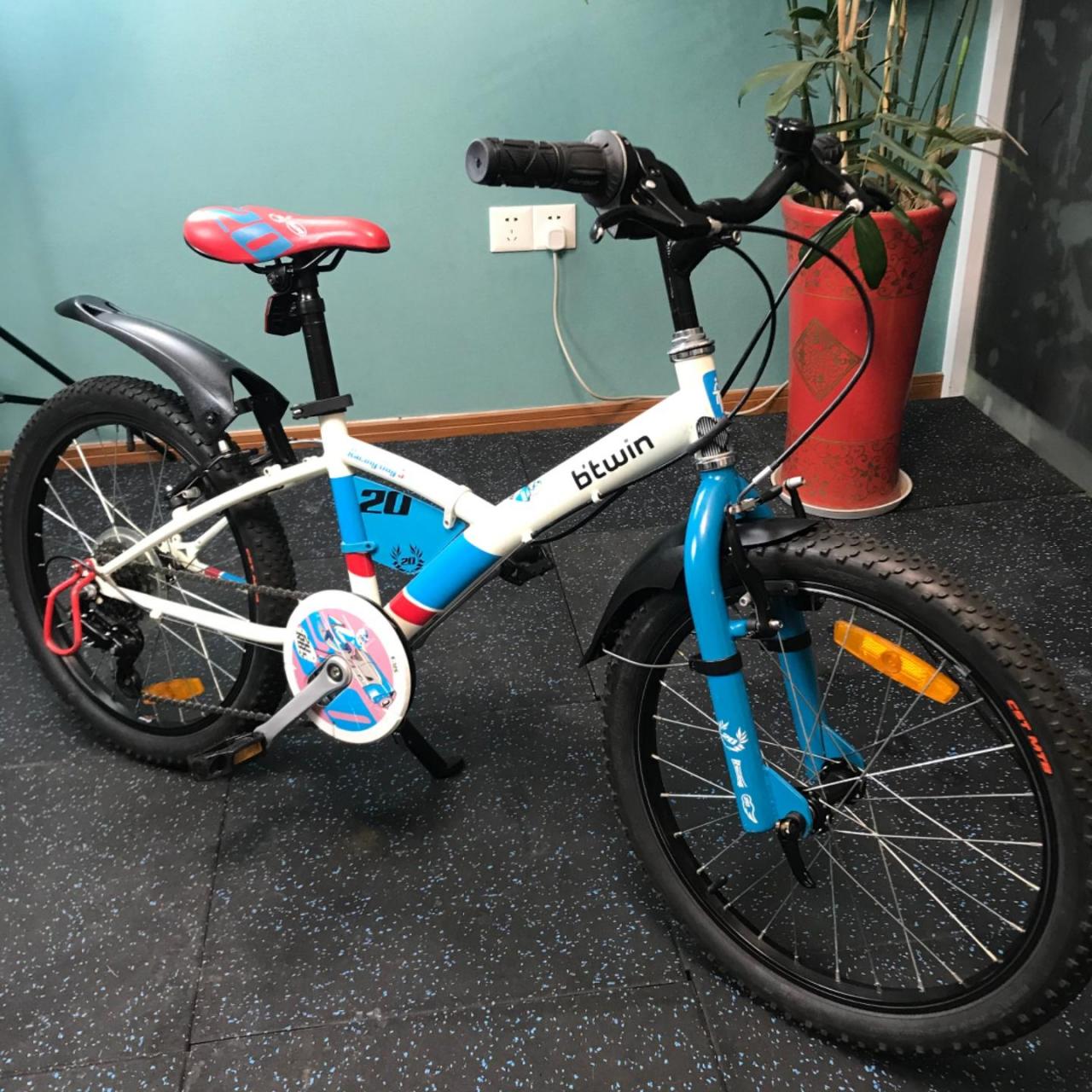 迪卡侬20寸儿童自行车,后置6档变速,适合7岁-11岁小朋友骑行佳,入手可