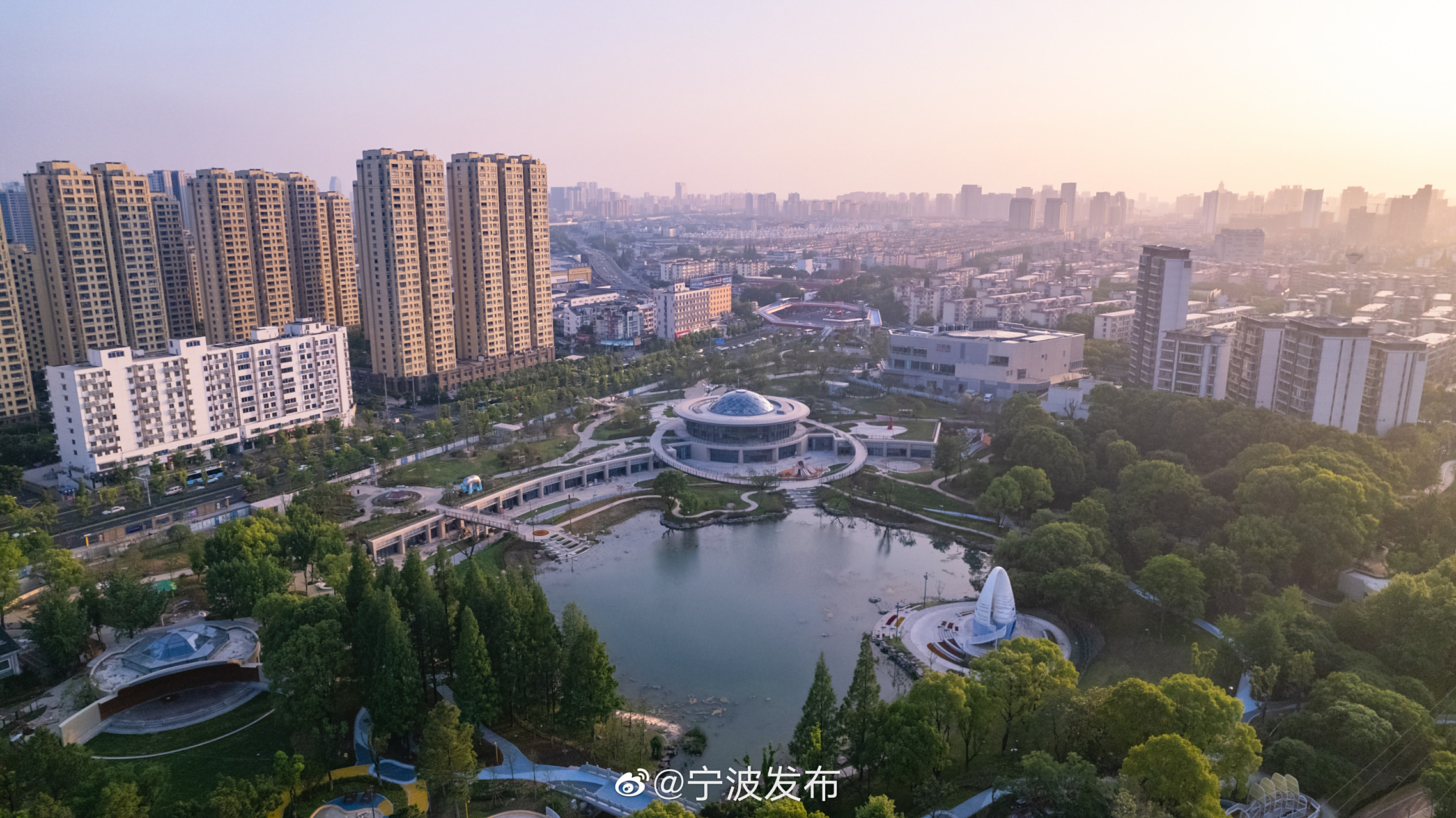 兴宁路交叉口东北角,于2001年建成并对外开放,为宁波市大型休闲性儿童