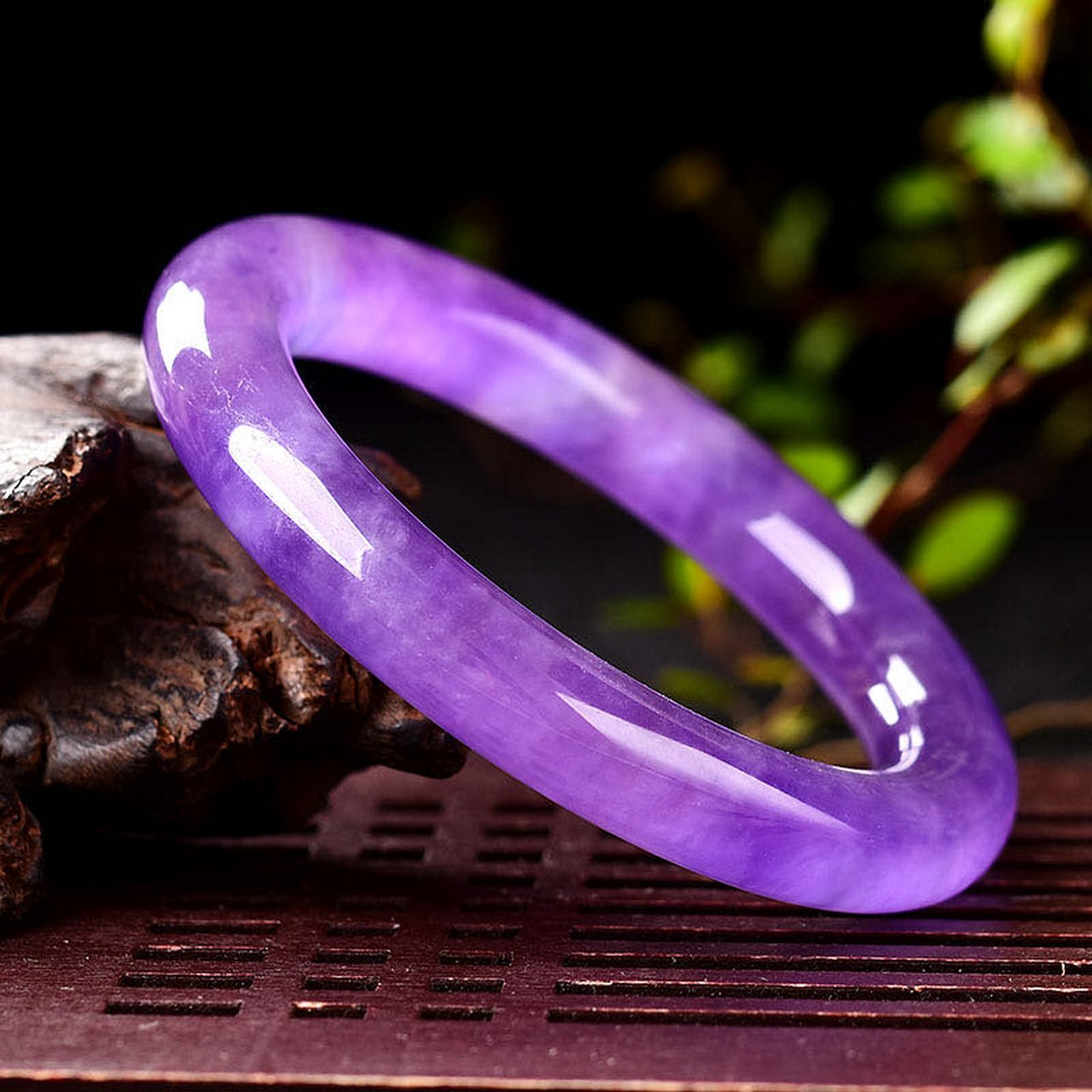 紫罗兰翡翠玉石的功效与作用 紫罗兰玉石又名紫罗兰翡翠,是比较特殊的