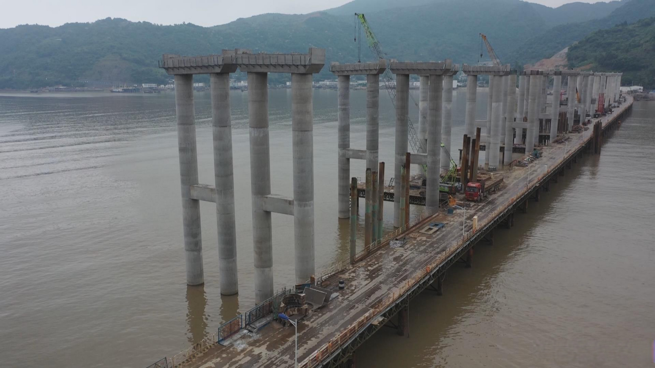 【228国道工程苍南赤溪港特大桥完成首片t梁架设】#民生汇# 近日,赤溪