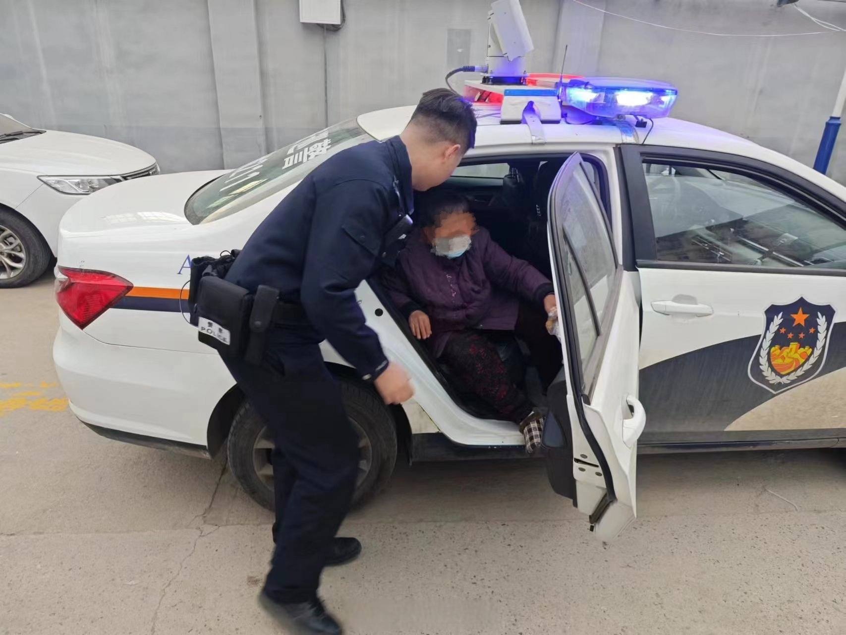 3月8日下午,西安公安 新城分局韩森寨派出所