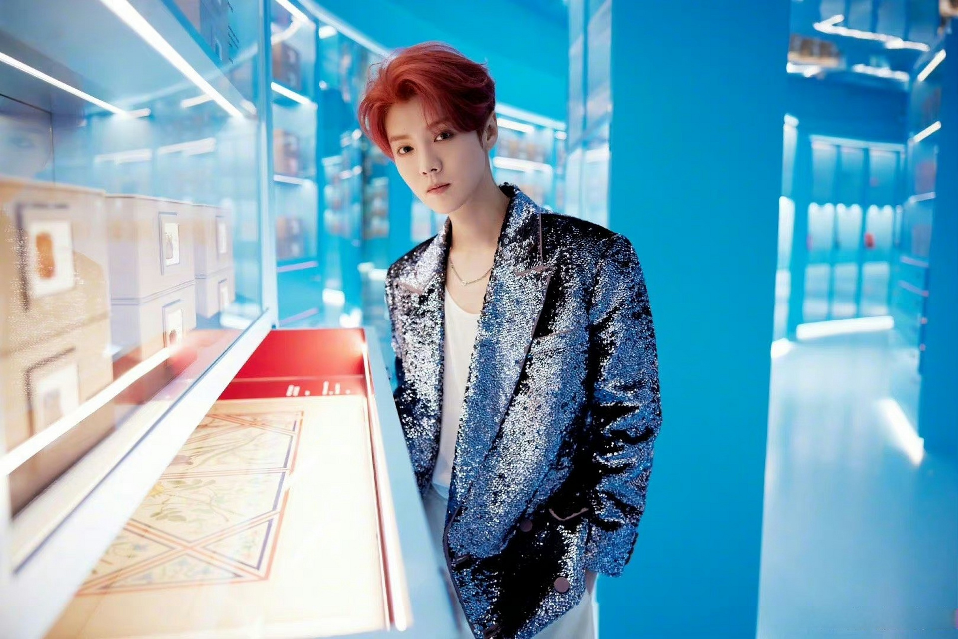 鹿晗珍珠耳饰# 鹿晗日本出发路透,一身舒适又时尚的造型搭配 这这