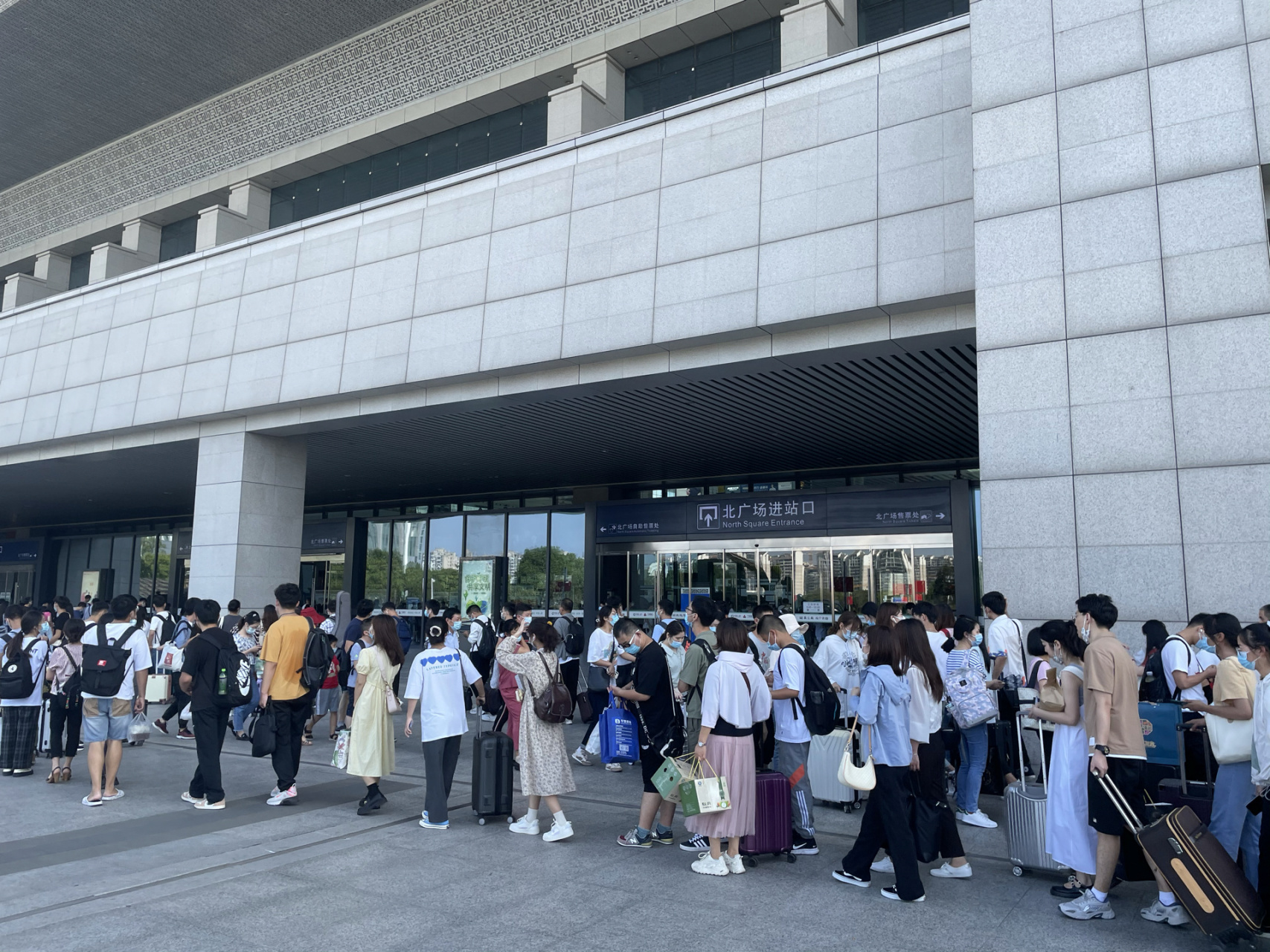 合肥南站进站 地铁一号线(注意到合肥南站,不是南广场)需要排队进站.