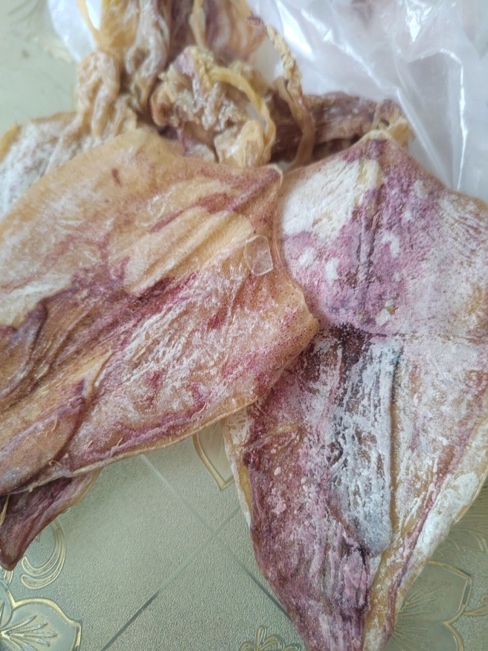 这是坏了吗 鱿鱼干放冰箱保存是不是发霉了?