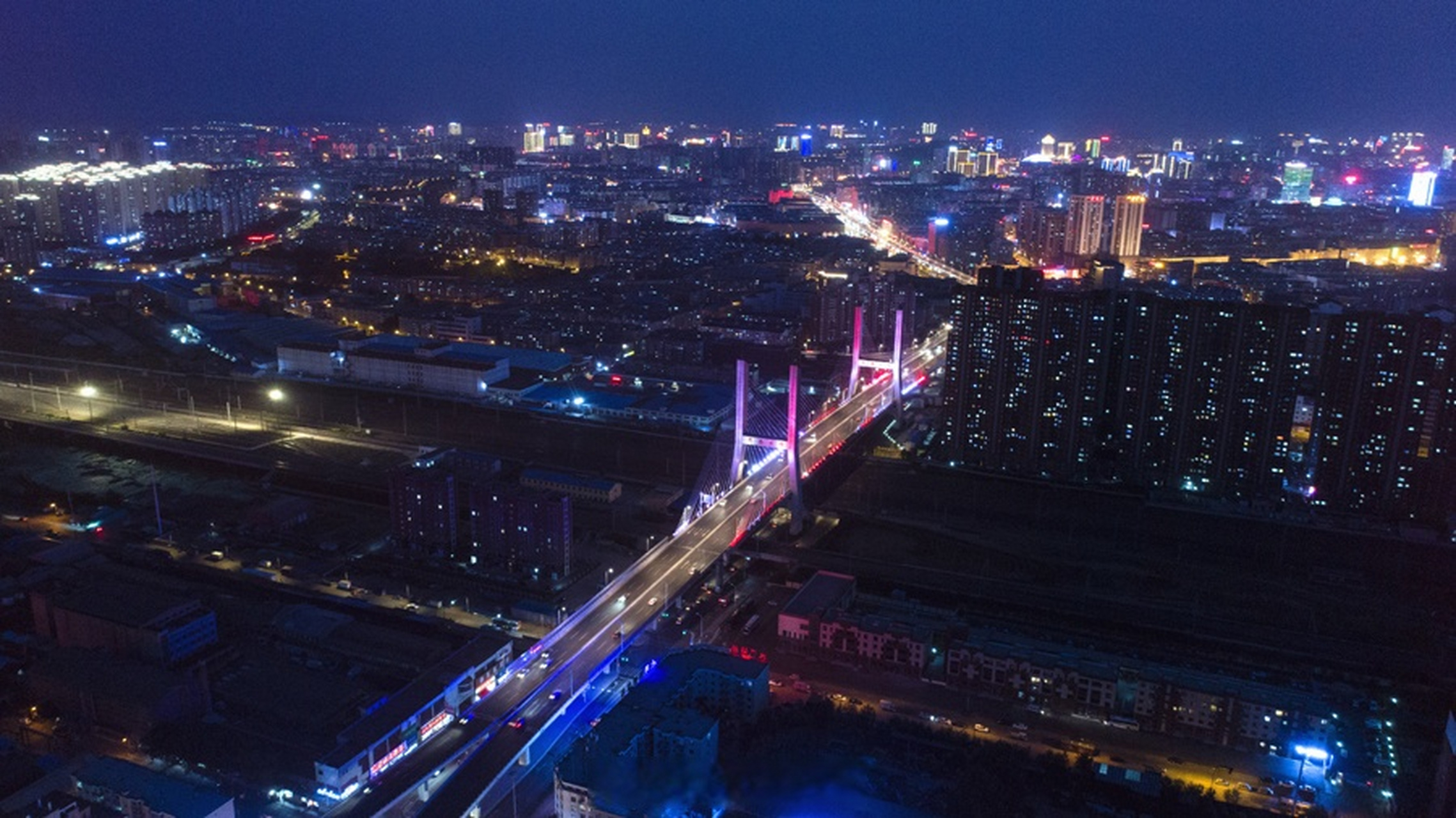 镜头里的宽城#【长泰大桥灯火璀璨】长泰大桥属于双塔双索面预应力