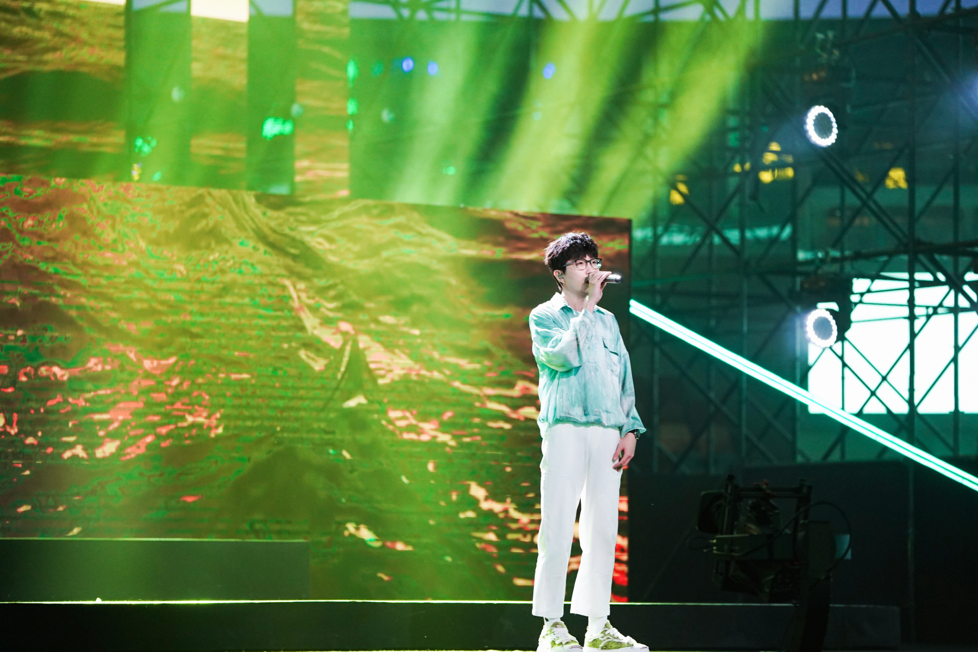 毛不易 光阴荏苒,盛夏驶过繁华;浩瀚海岛,我们终将靠岸.