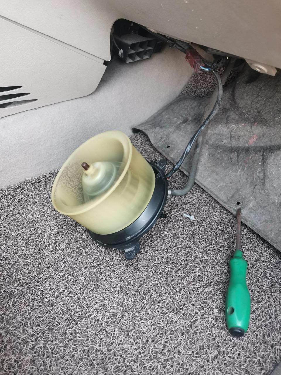 爱丽舍空调鼓风机调速模块更换中