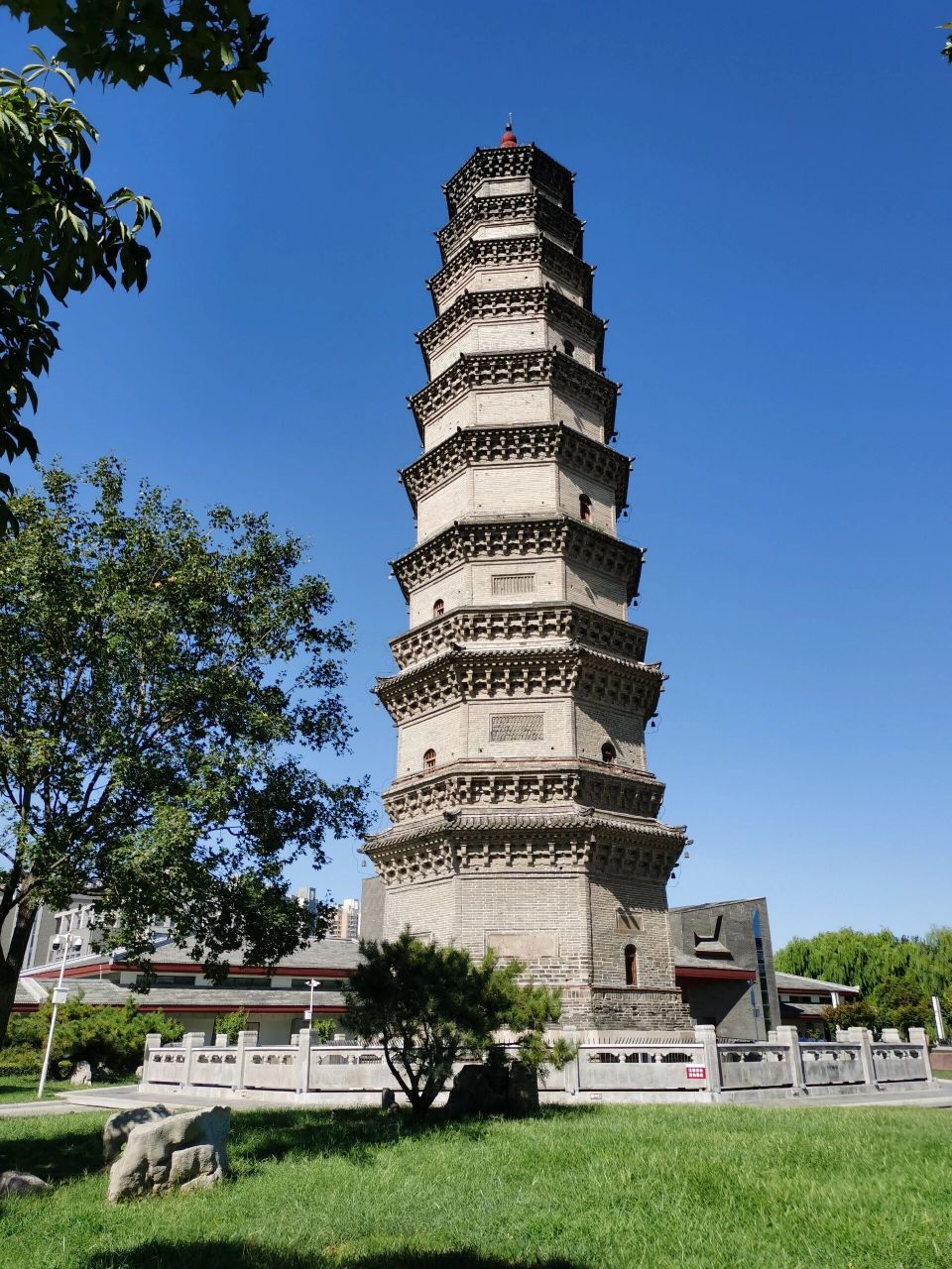 龙泉塔,位于山东省枣庄市滕州市塔寺街62号,"塔影高标"(又称"浮屠峙