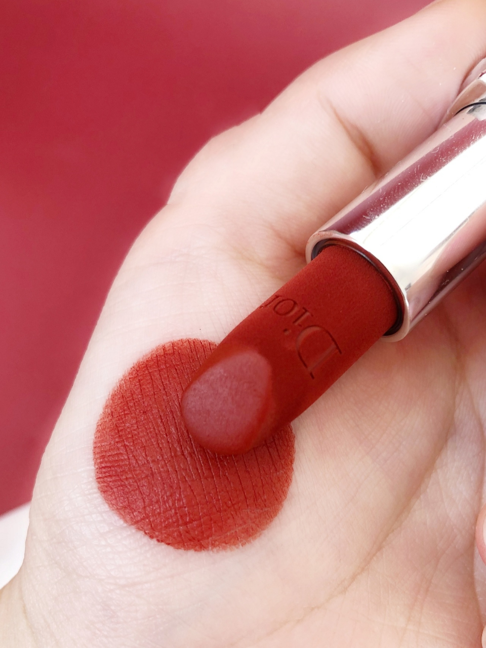 dior#840枫叶93砖红 暖暖的非常显白,丝绒的质地妆感超高级.