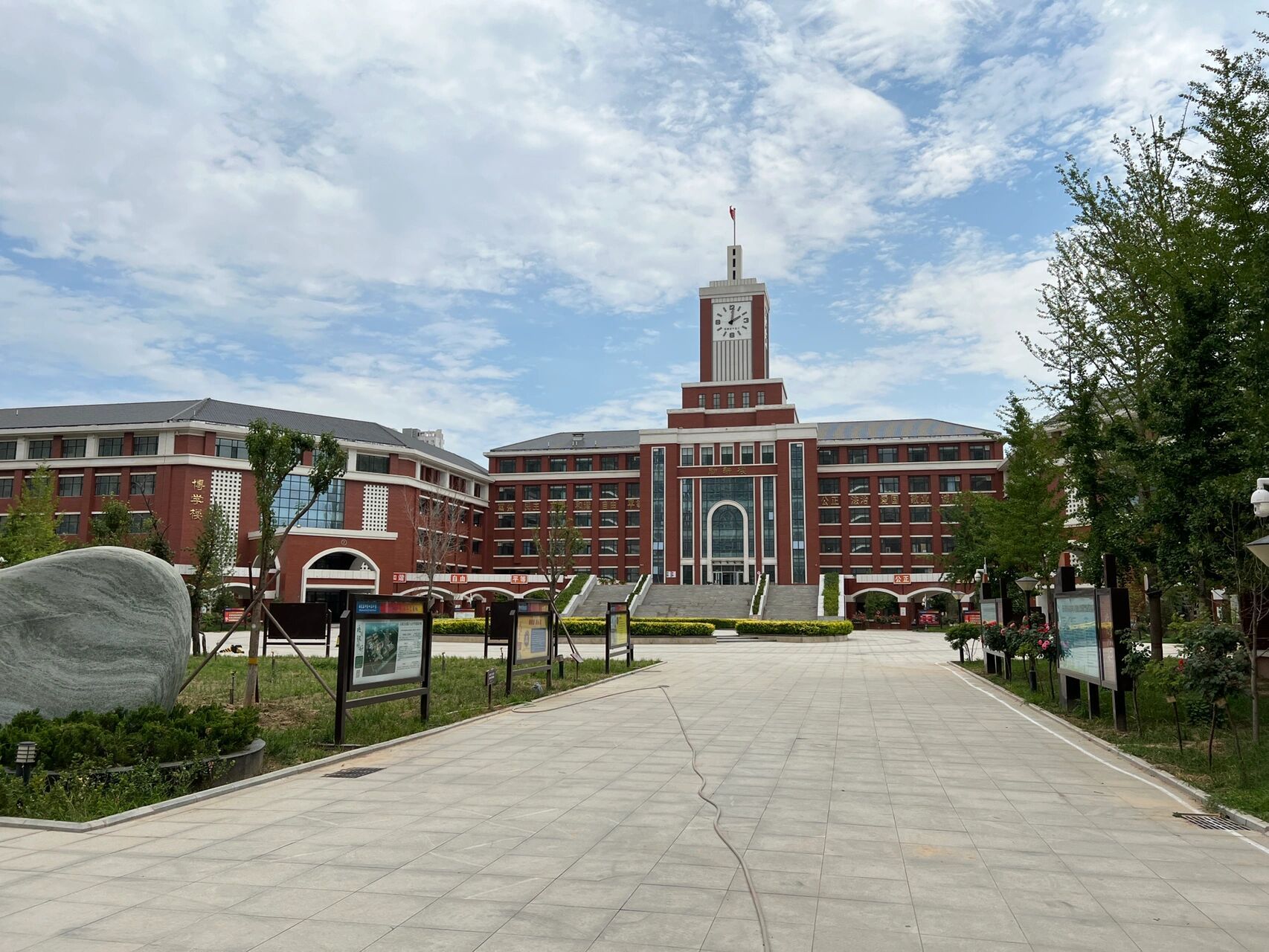 石家庄市十五中学 中考第一天,来母校新址送考.