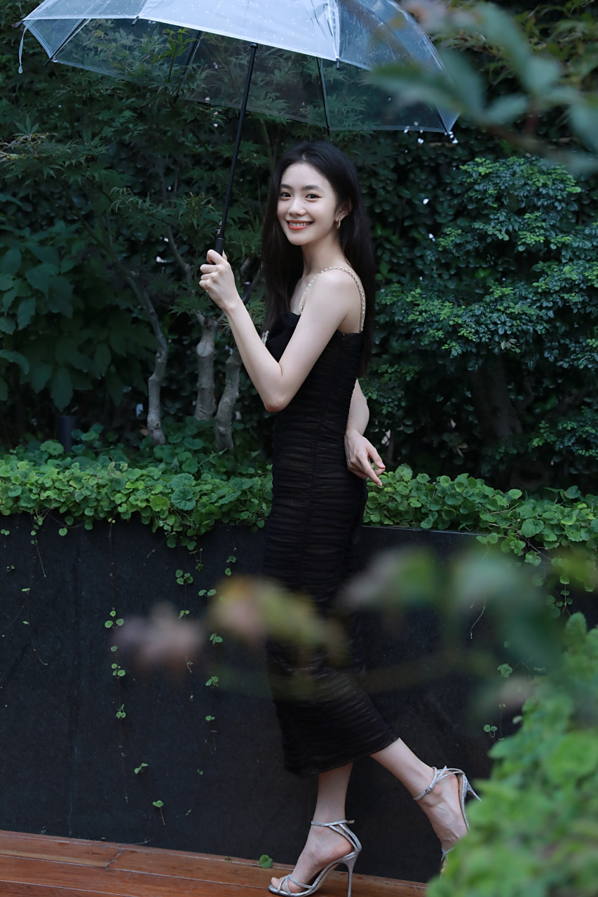 刘浩存也是个腿精