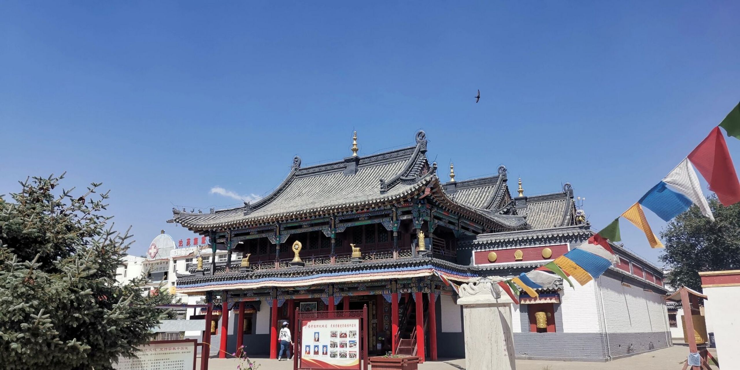 蒙古包头达茂百灵庙    百灵庙真是很有灵气的地方,一进院子就有好多