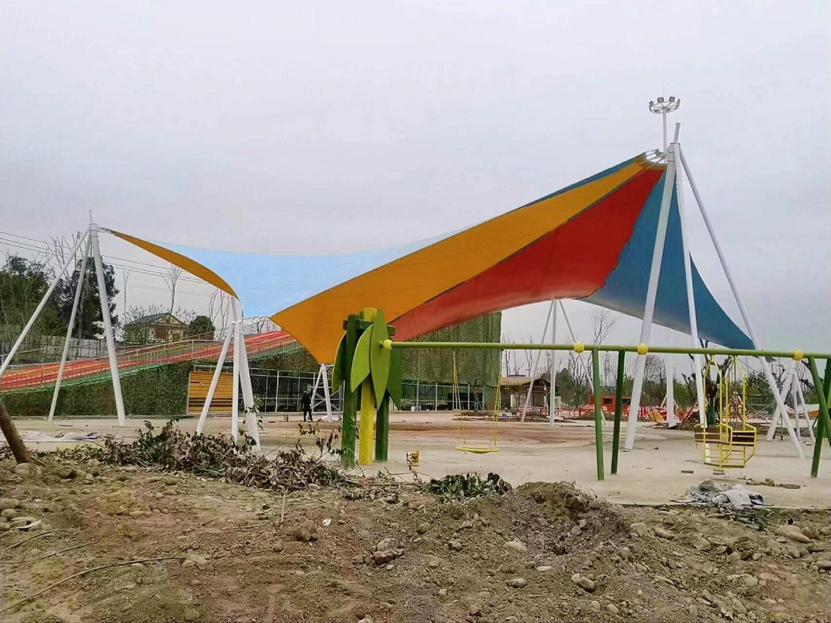 这叫膜结构雨棚包括膜结构停车棚,膜结构景观棚,电动伸缩雨棚等.