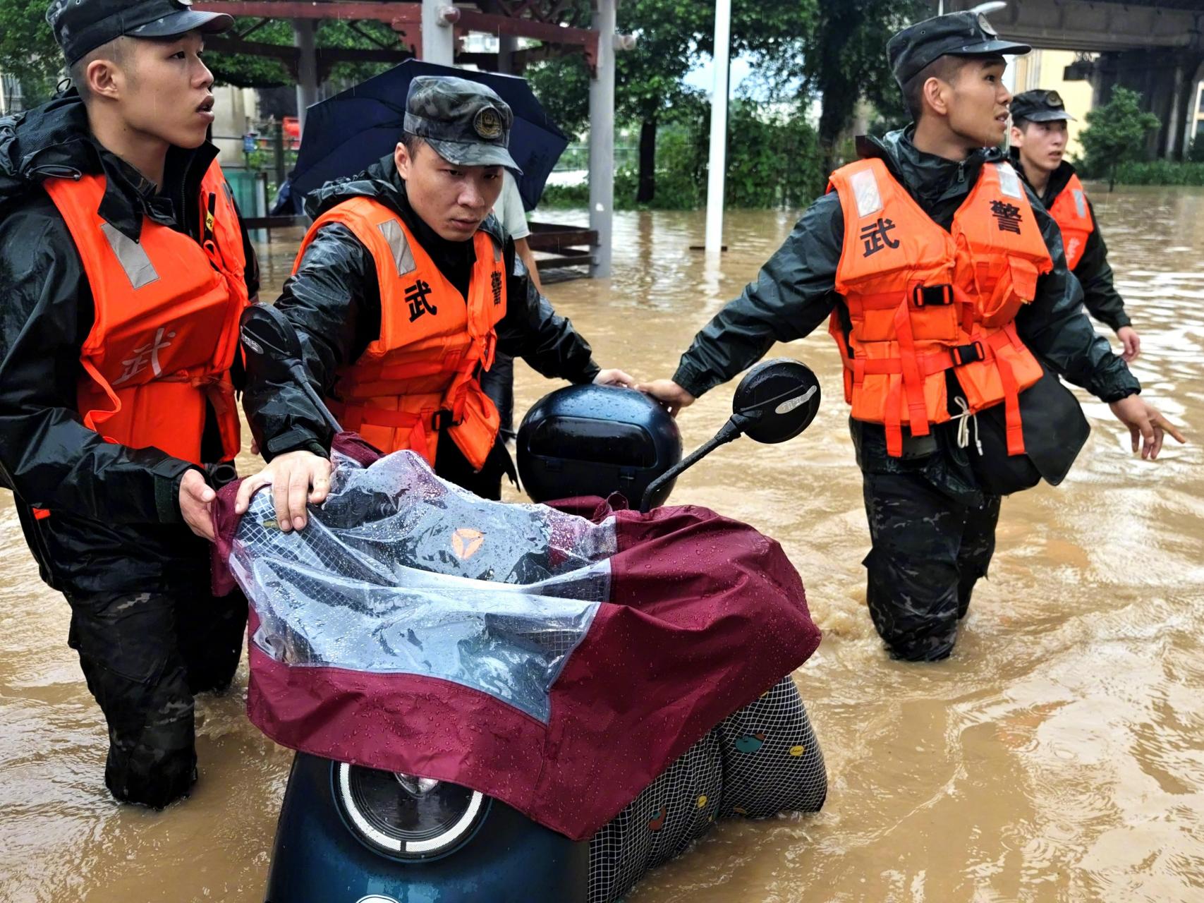 江西多地发生险情# 【#武警江西总队多路出击抢险救灾#】7月2日,江西