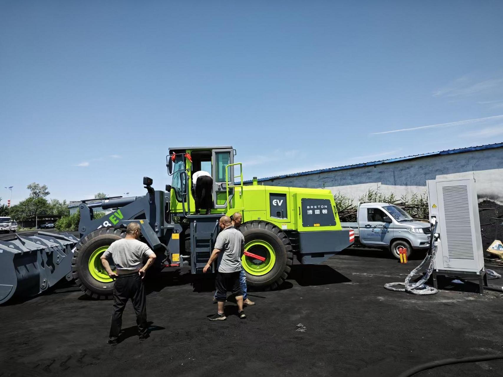 博雷顿纯电动装载机交车现场!专业的事情交给专业人去做