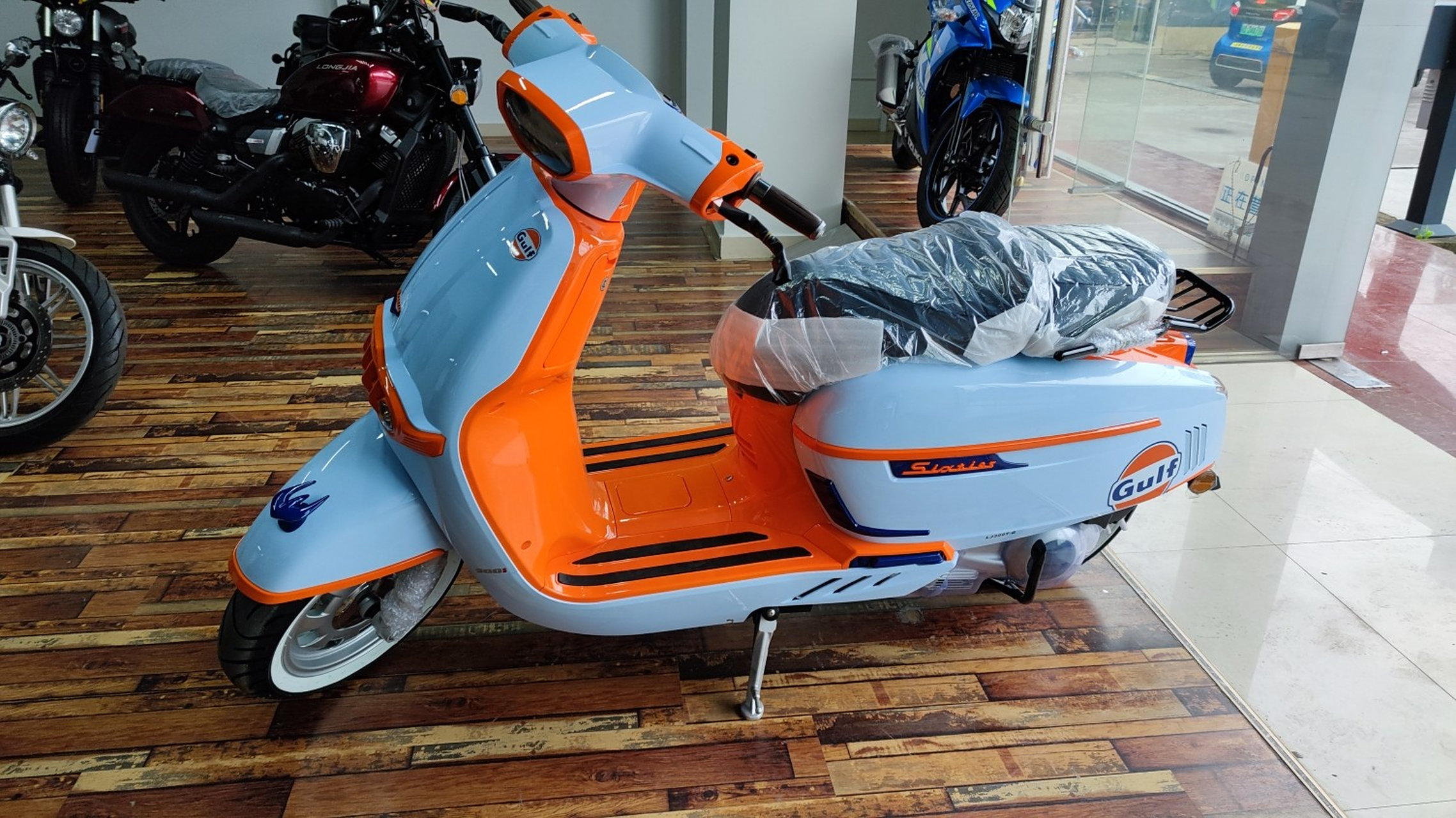 龙嘉维多利亚踏板摩托车,gulf联名太可爱啦 150的车身,300cc的动力