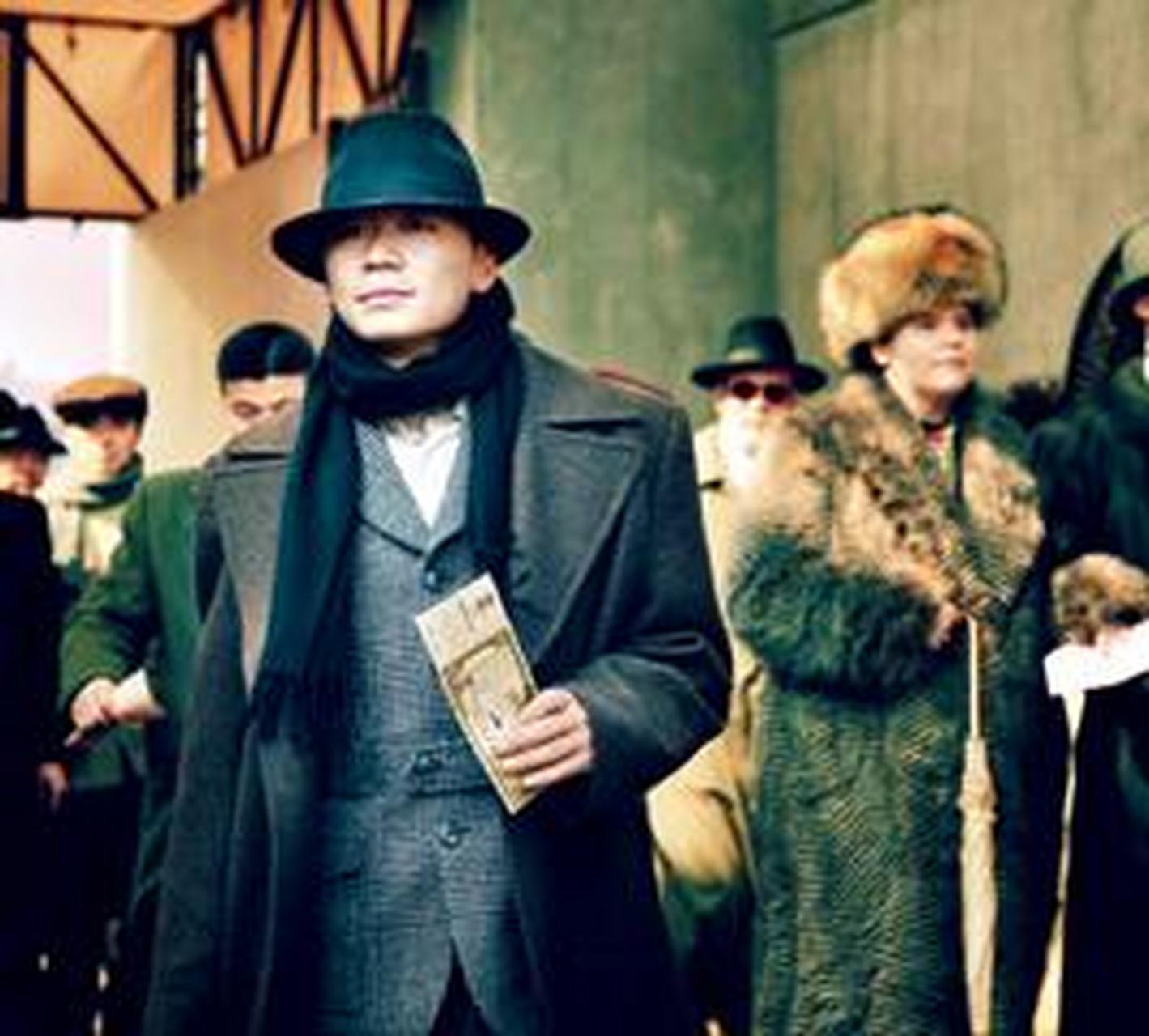 今天看电影《东风雨》,他在这部电影里饰演地下党交通员,电影一开始就