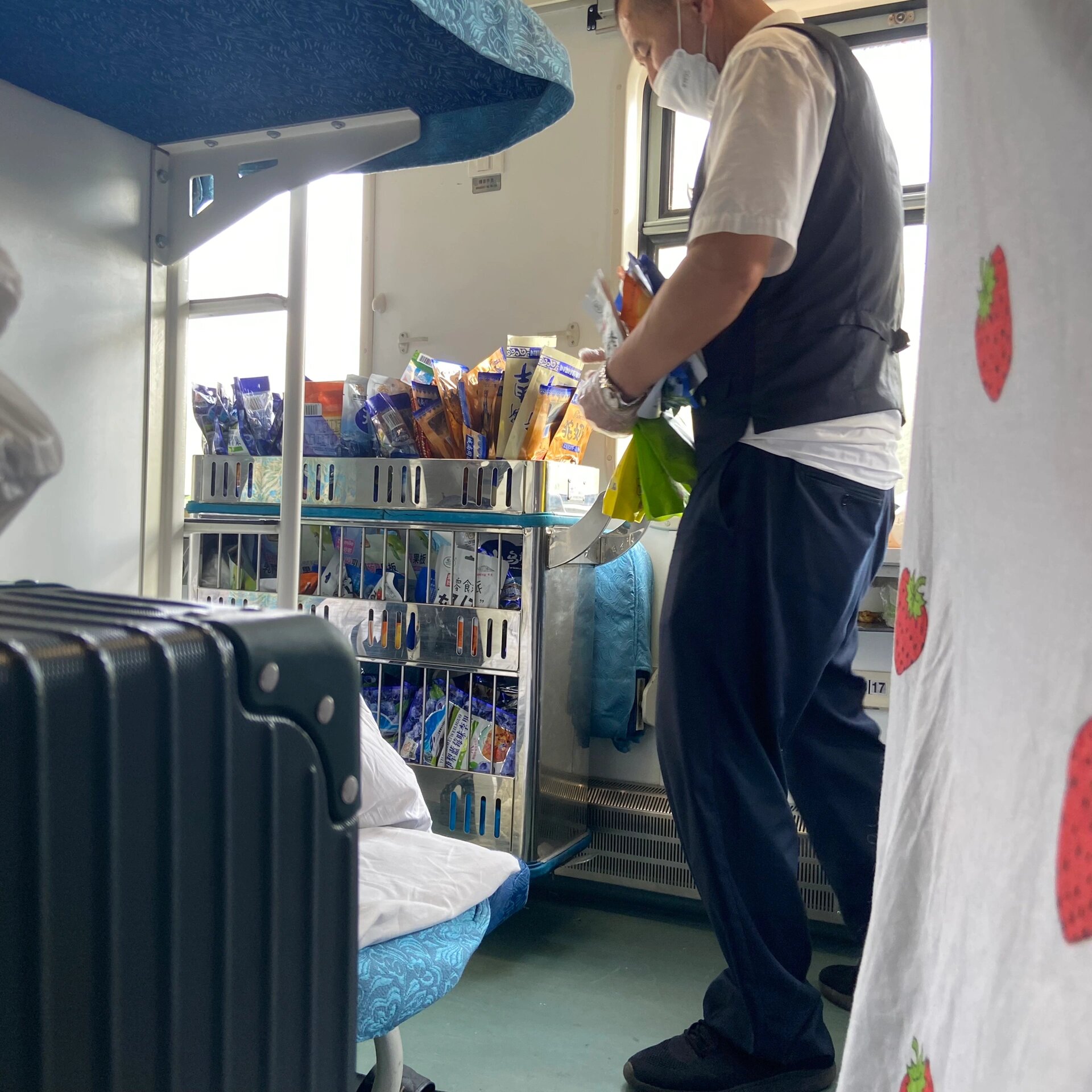 火车上卖零食的好辛苦呀