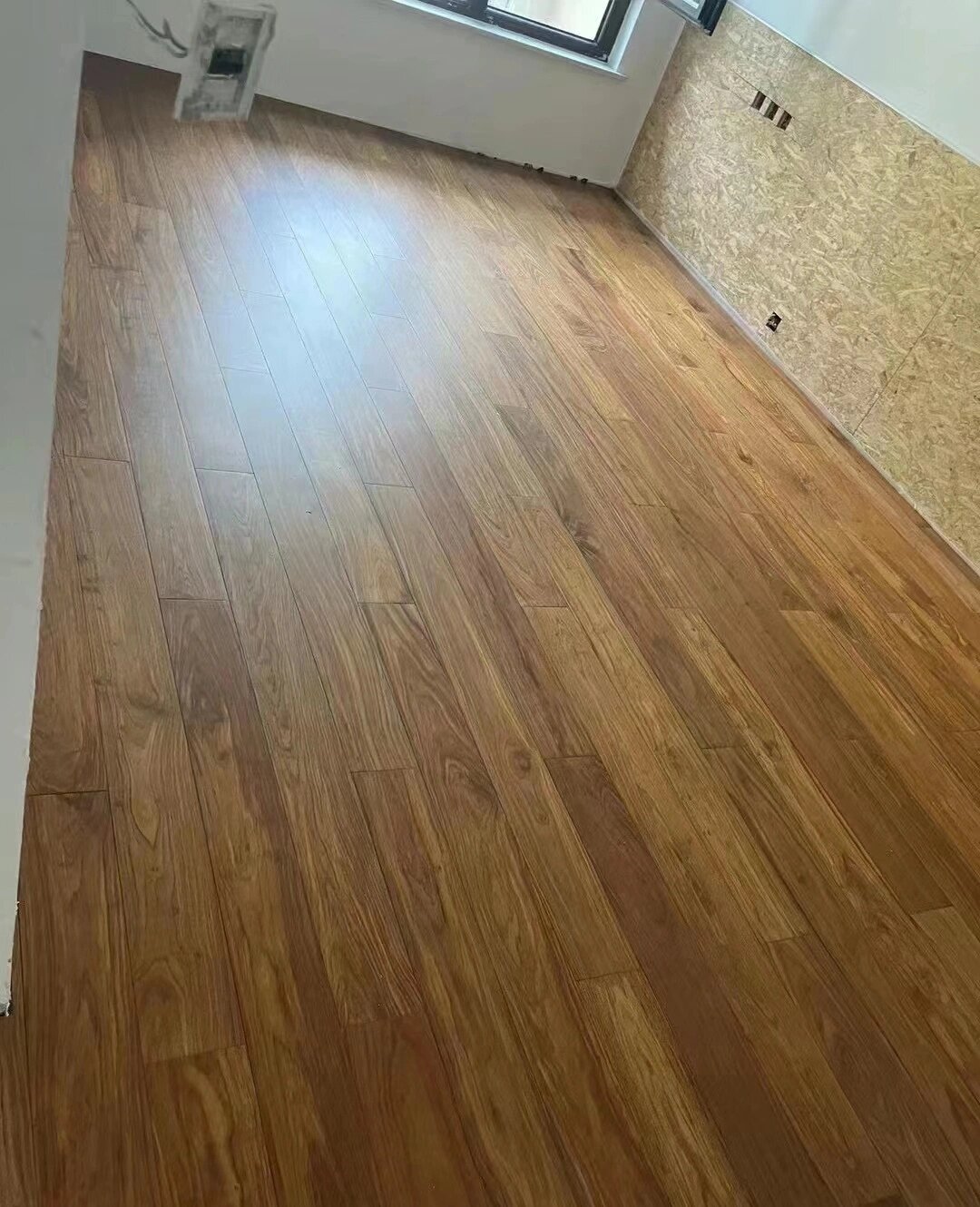 亚花梨(安哥拉紫檀):生长于非洲西南部的珍稀木种,每一块亚花梨地板