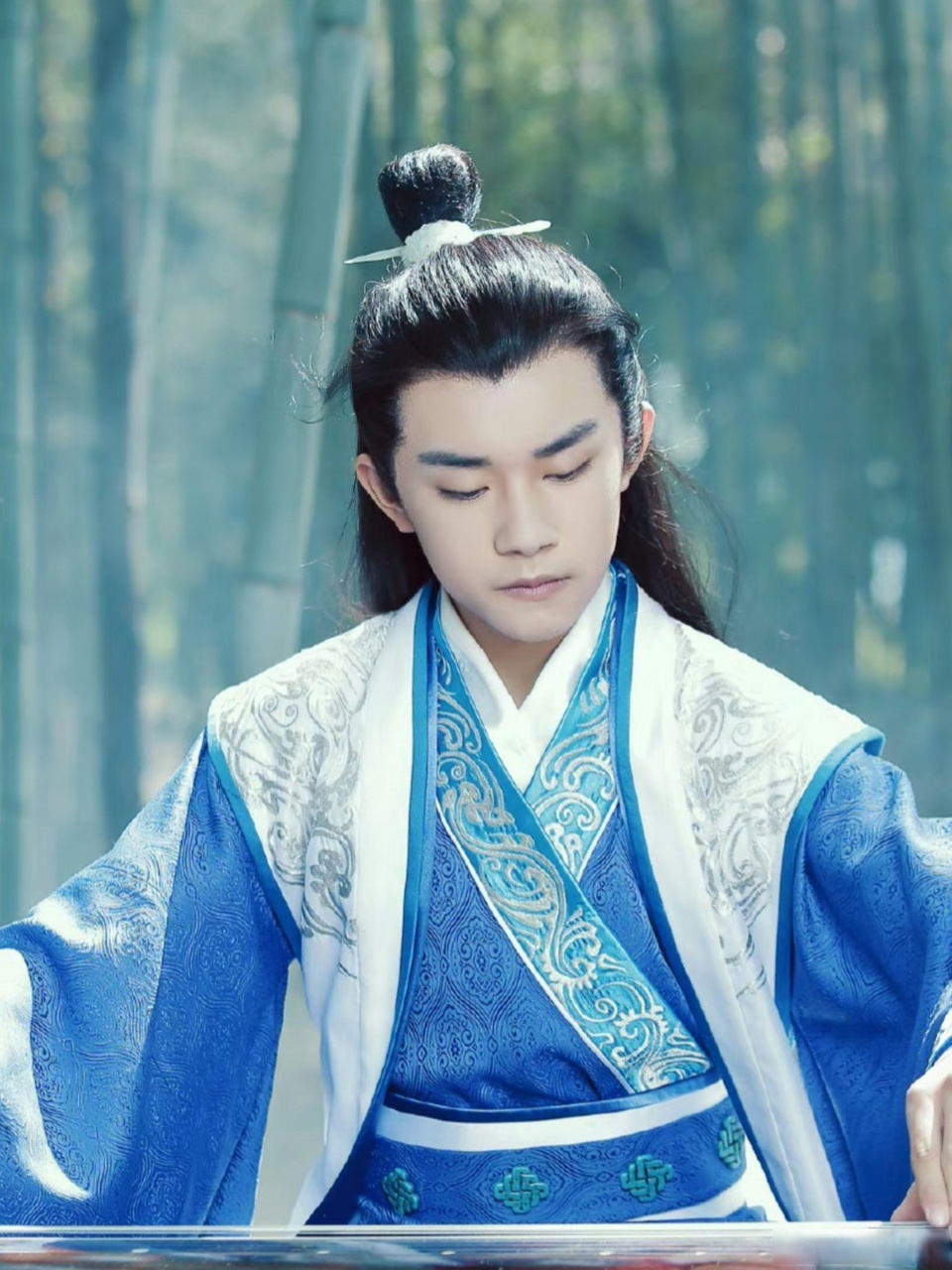 端午节刷到15岁的易烊千玺,他曾在电视剧《思美人》里饰演过少年屈原!