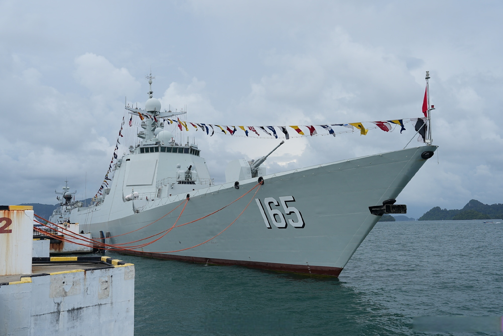 【#海军湛江舰举行舰艇开放日活动#】今天上午10时,正在马来西亚参加