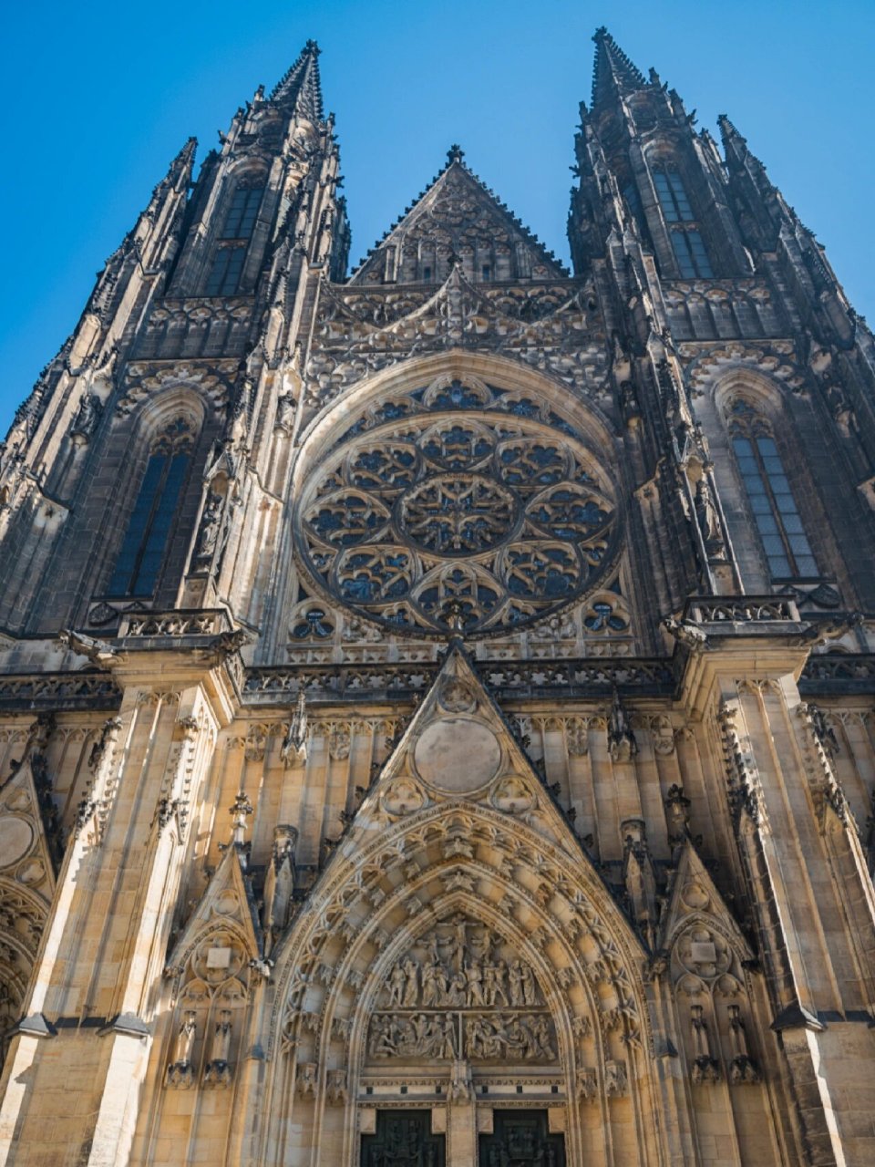 【布拉格大教堂】透过彩色玻璃的光 #笔记灵感# 深邃的教堂,透过彩色