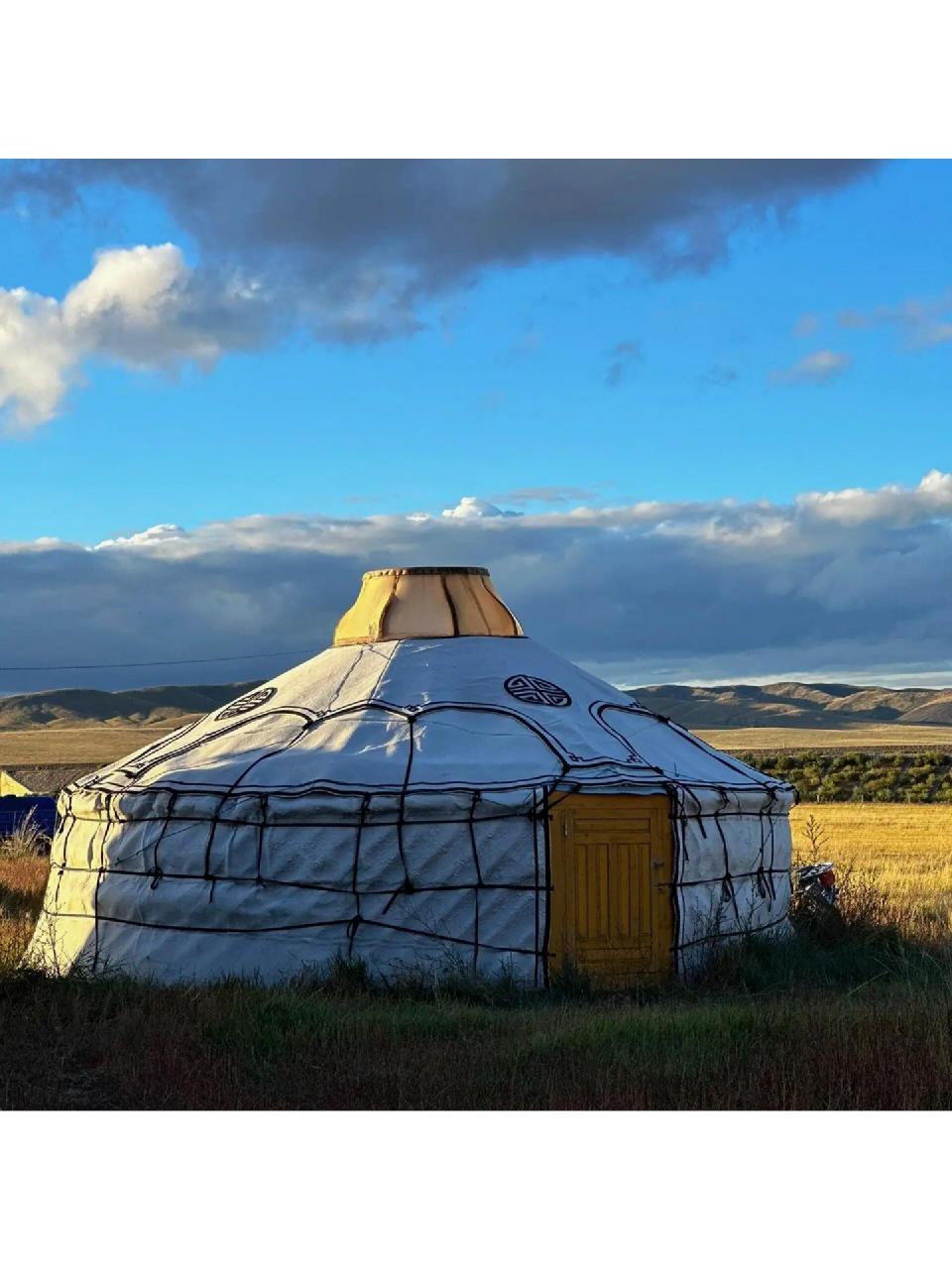 蒙古包,是蒙古族牧民早年居住的房子.