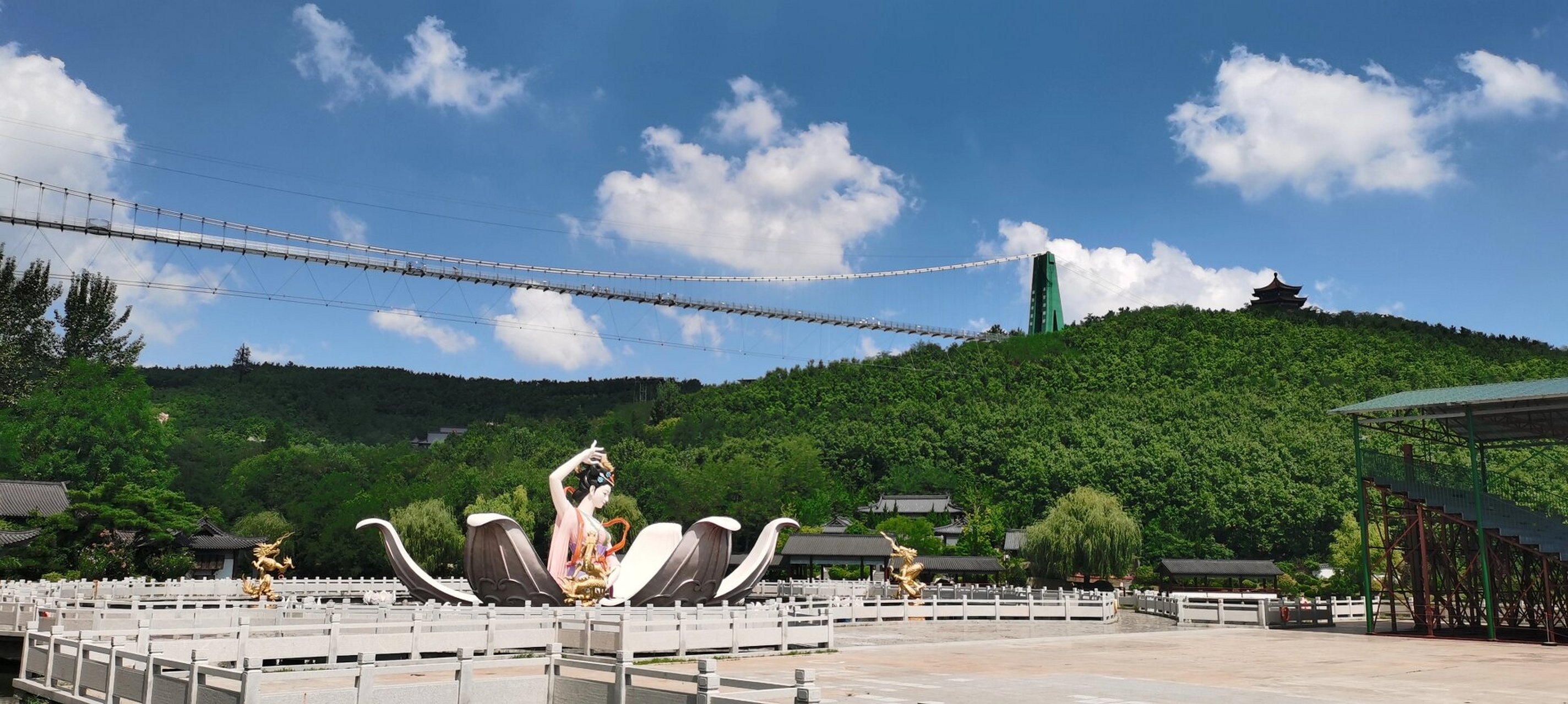 威海华夏城一日游 俩家,妈妈带11岁的女孩出游.