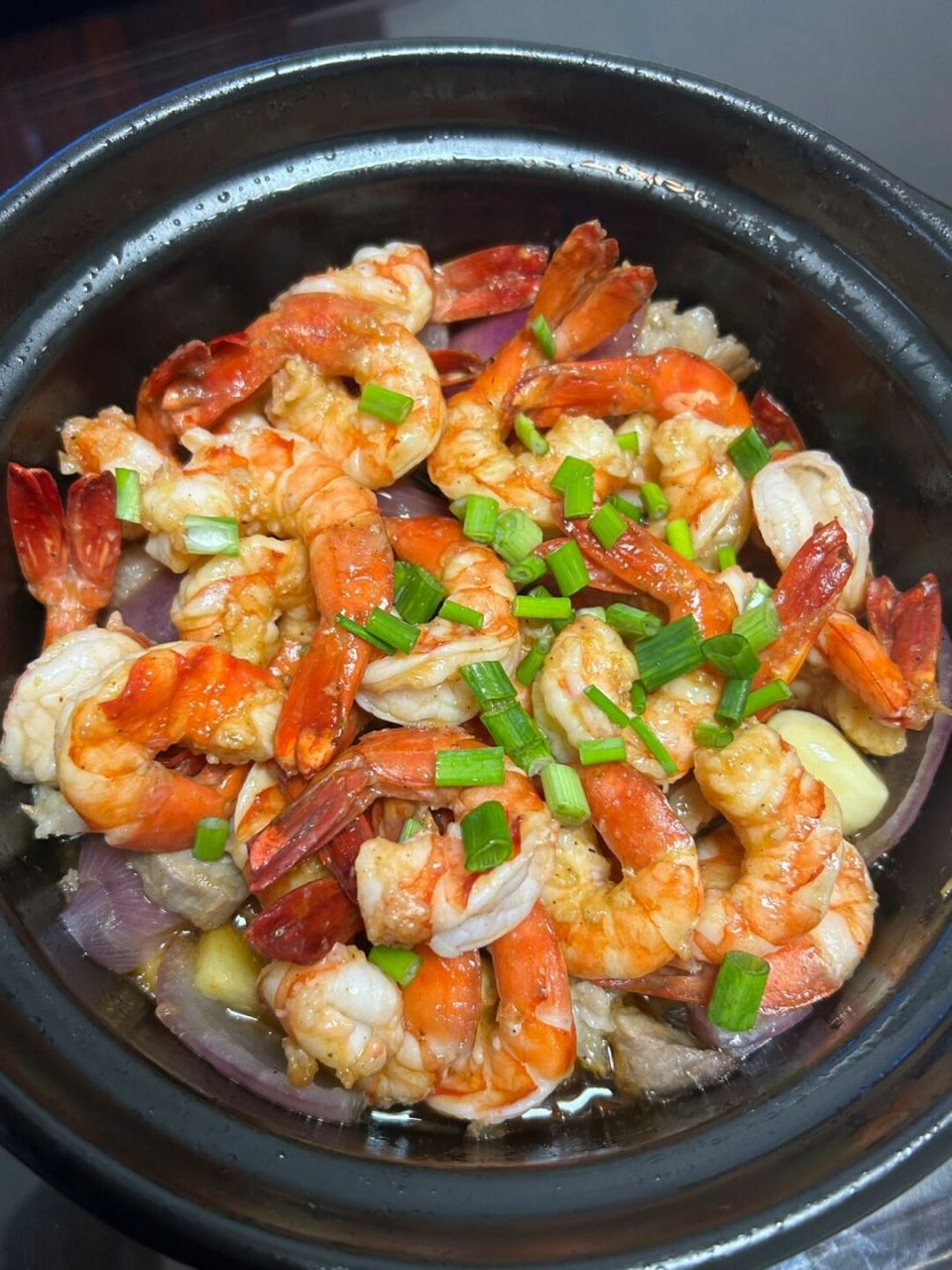 这样做的啫啫蒜香虾煲酱香浓郁,虾肉裹满了酱汁,q弹脆爽!