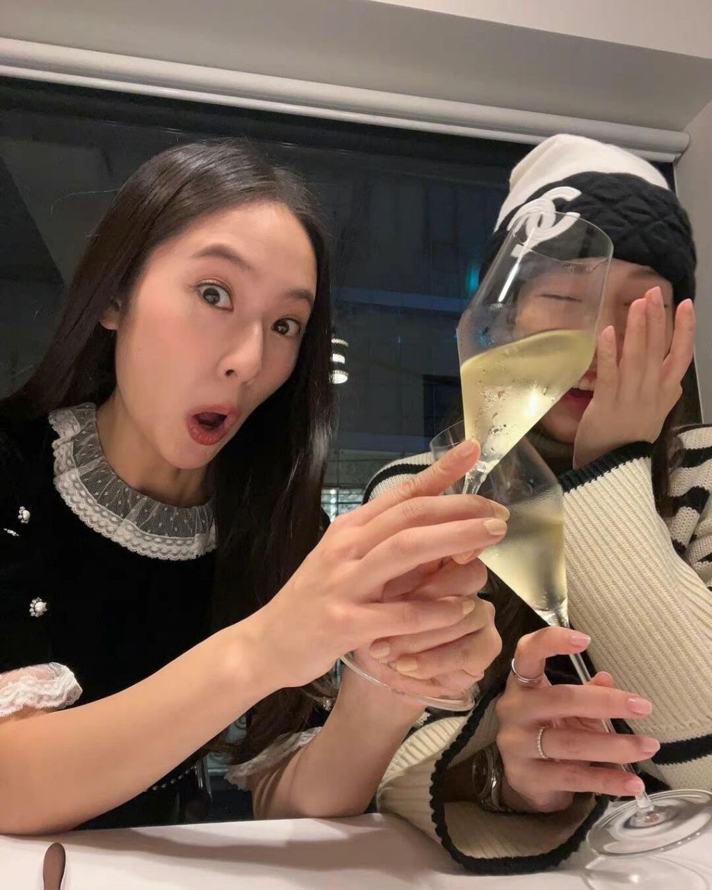 有姐姐宠的臭屁小孩 今天是秀晶28岁的生日,姐姐西卡特意去给妹妹过