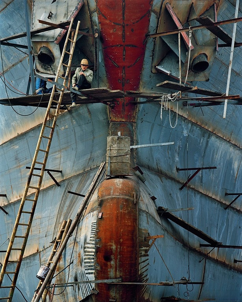 摄影作品《造船厂》,2005年  浙江省七里港11号船厂