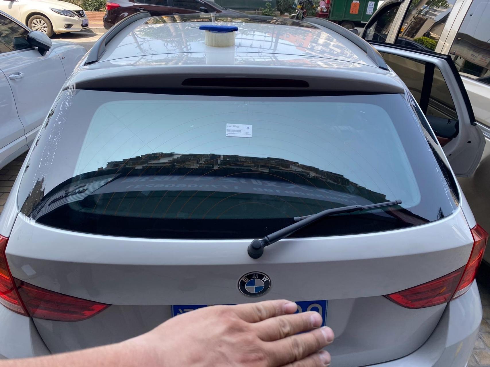 宝马x1后档玻璃更换原厂原装玻璃.